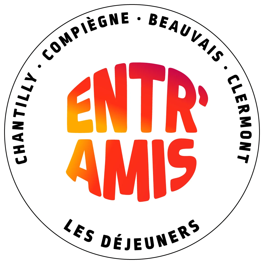 Logo circulaire Entr’Amis réunissant Chantilly, Compiègne, Beauvais et Clermont autour du nom orange et rouge