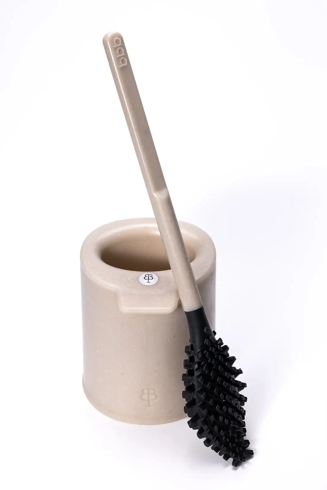 bbb La Brosse beige posée devant son support assorti sur fond blanc