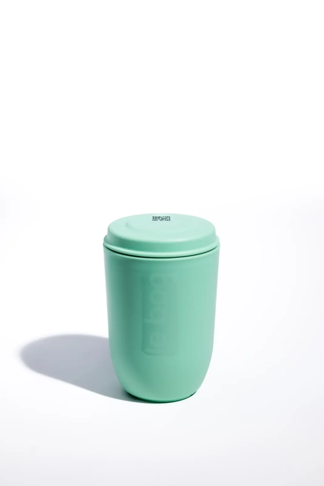 Le Bog vert menthe photographié seul sur fond blanc avec une longue ombre portée