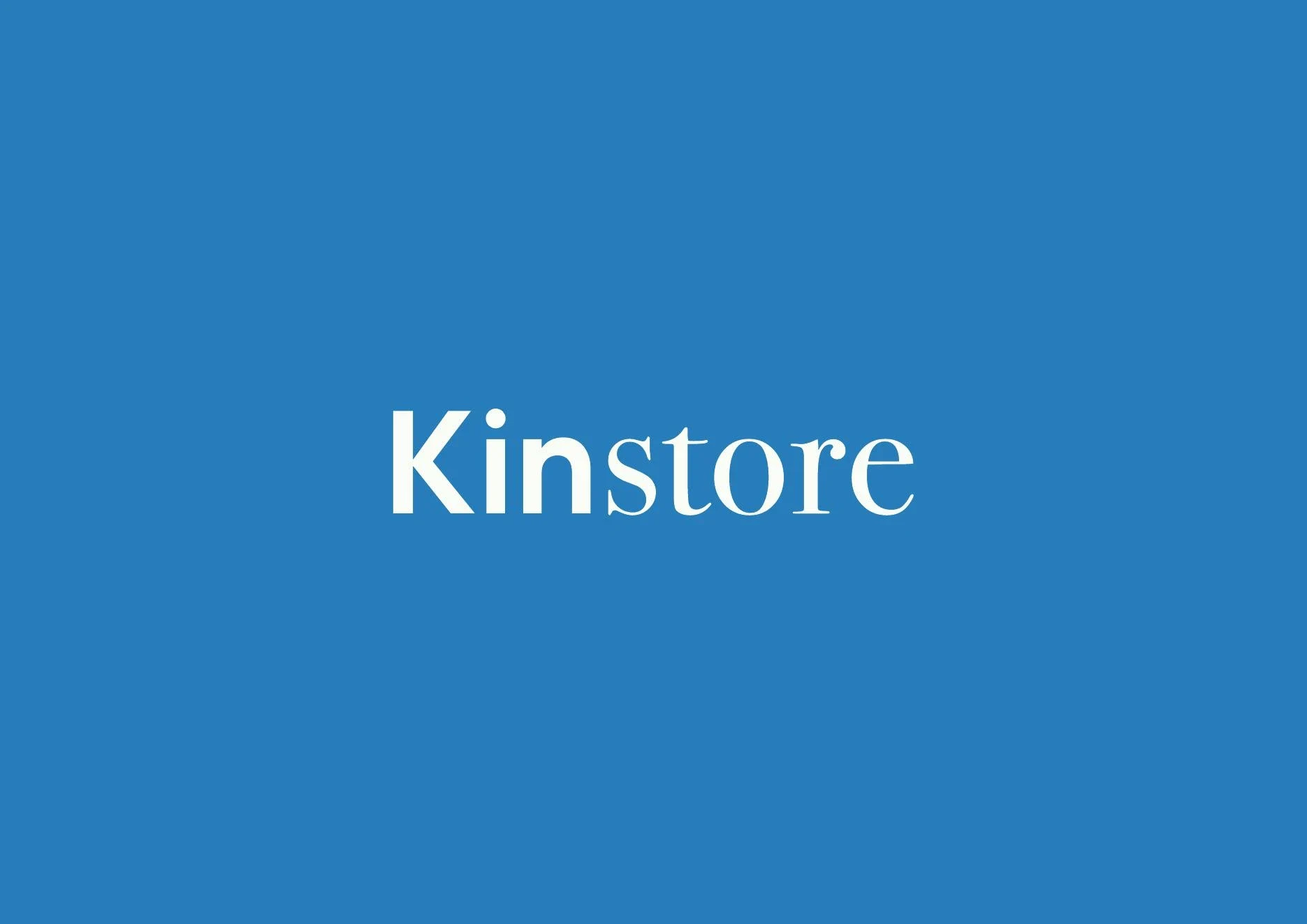 Logotype Kinstore blanc centré sur un fond bleu signature