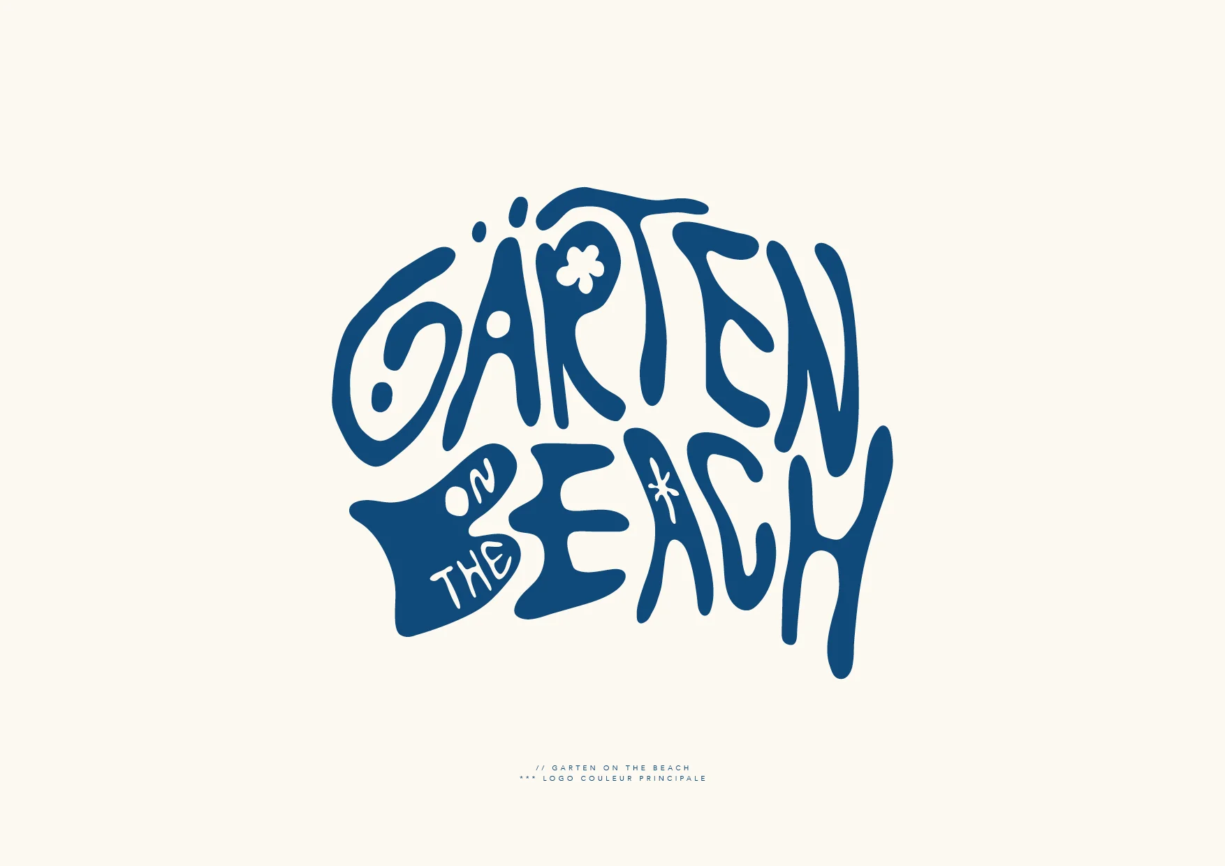 Planche de marque présentant le logotype bleu Garten On The Beach sur fond blanc cassé