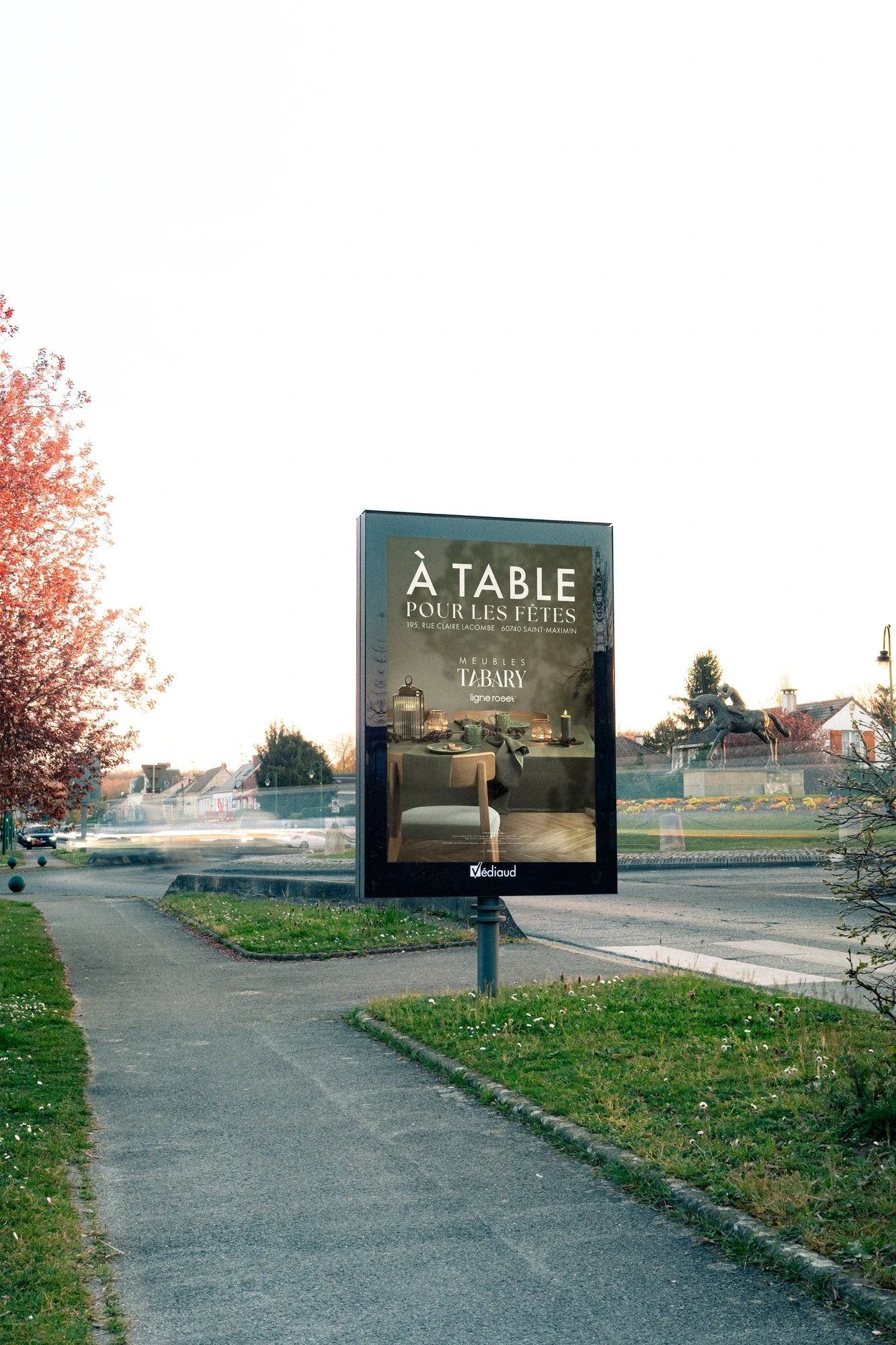 Variante de l’affiche Meubles Tabary et Ligne Roset montrant une table dressée pour les fêtes sur un panneau urbain