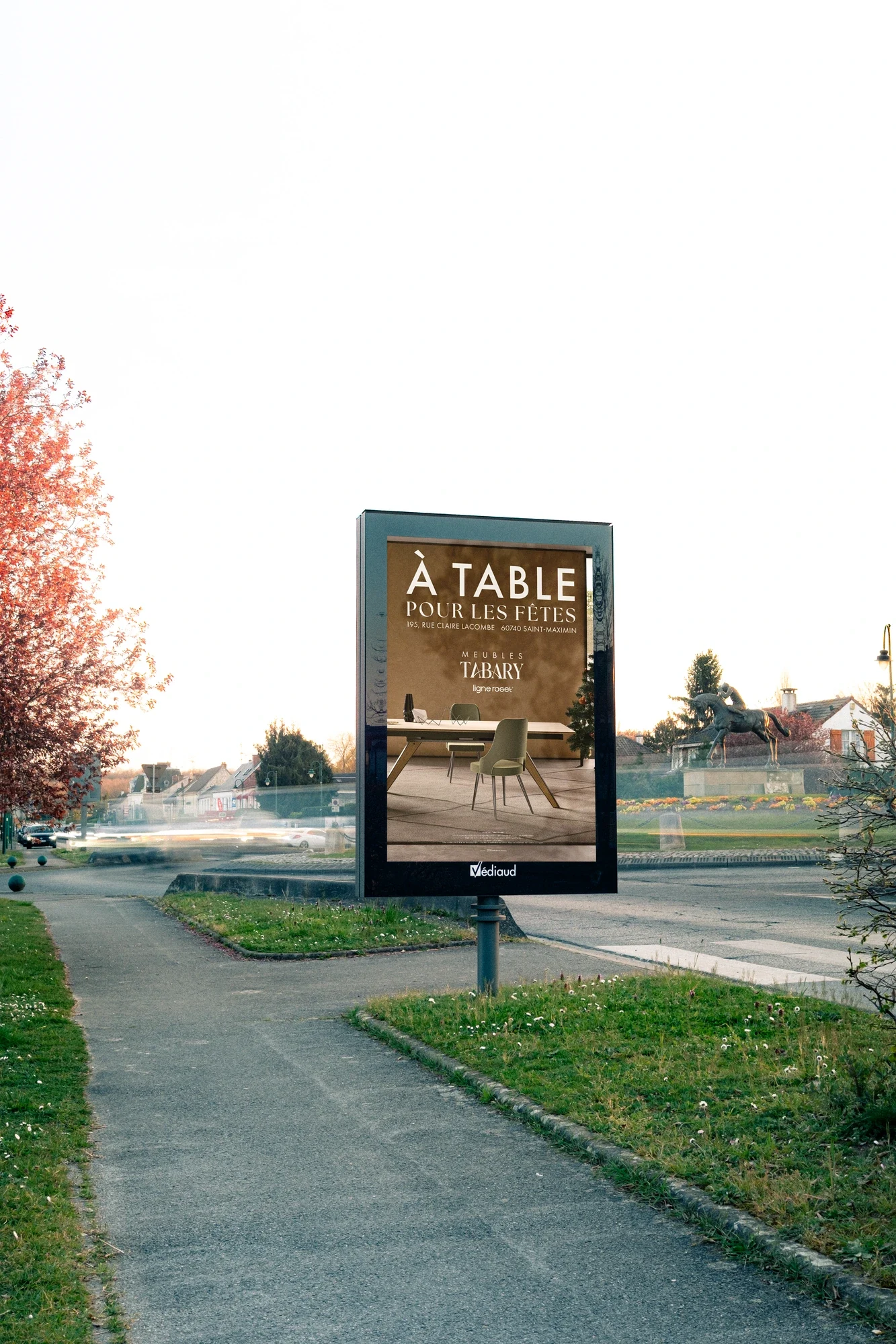 Mise en situation d’une affiche Meubles Tabary et Ligne Roset avec une table et des chaises sous le titre À table pour les fêtes