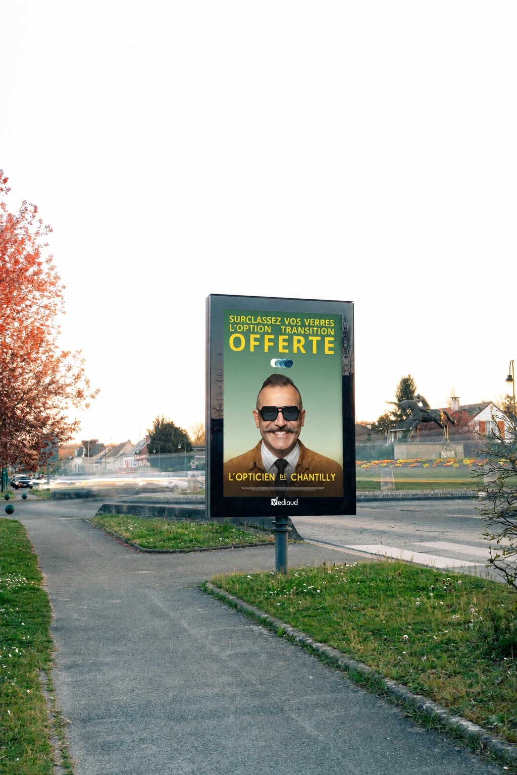 Mise en situation de l’affiche Transitions avec Jérémy sur un panneau urbain à Chantilly