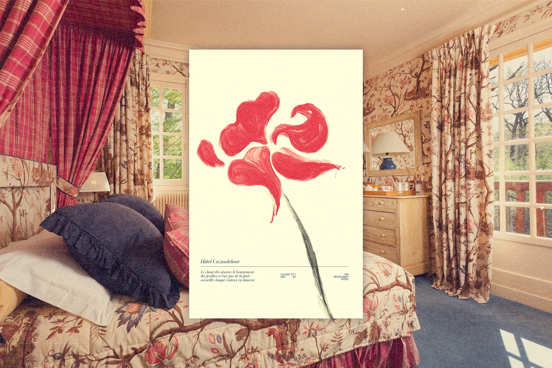 Affiche au motif floral rouge Cazaudehore, composée devant la photographie de la suite 33