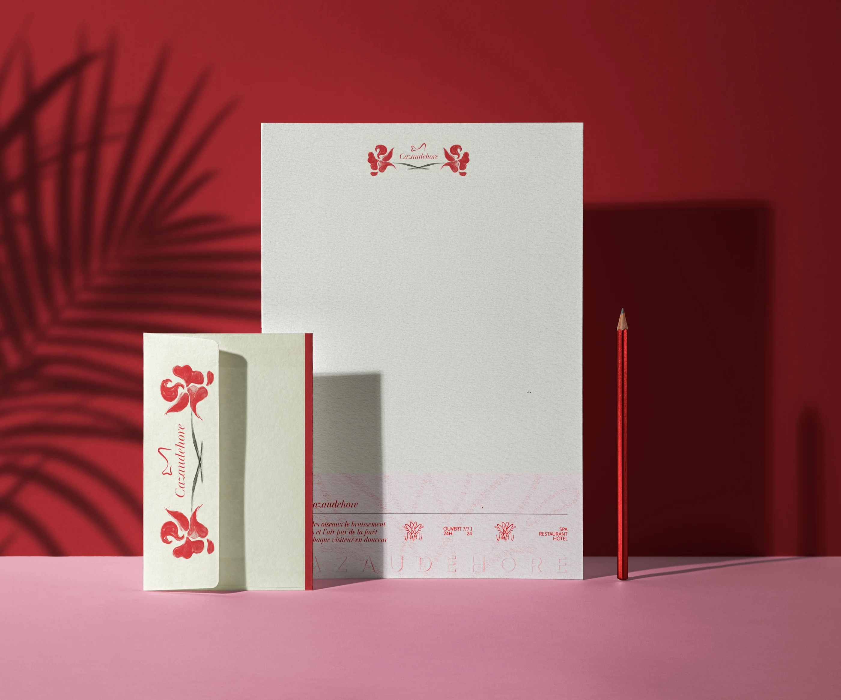 Papier à lettre et enveloppe Cazaudehore mis en scène sur un fond rouge