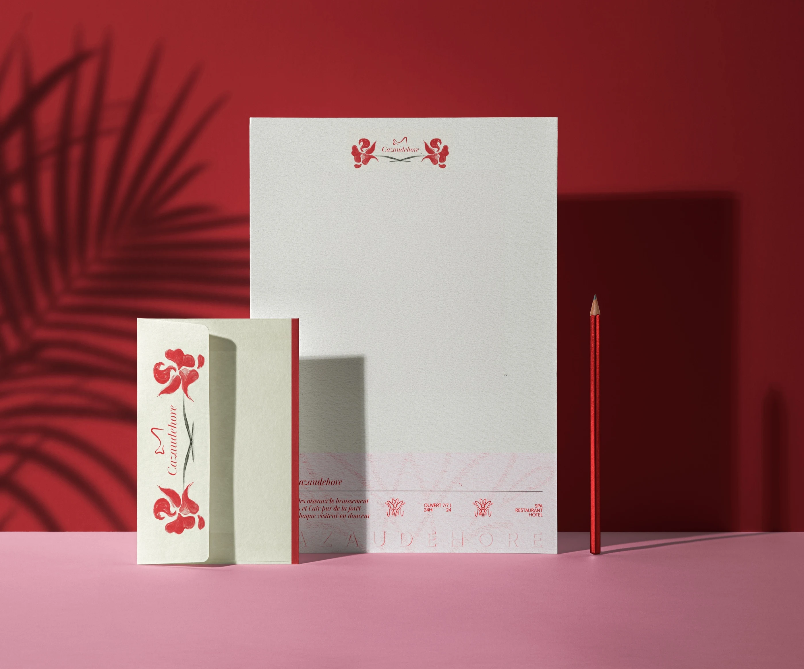 Papier à lettre et enveloppe Cazaudehore, fleur rouge peinte et ombres végétales sur fond rouge
