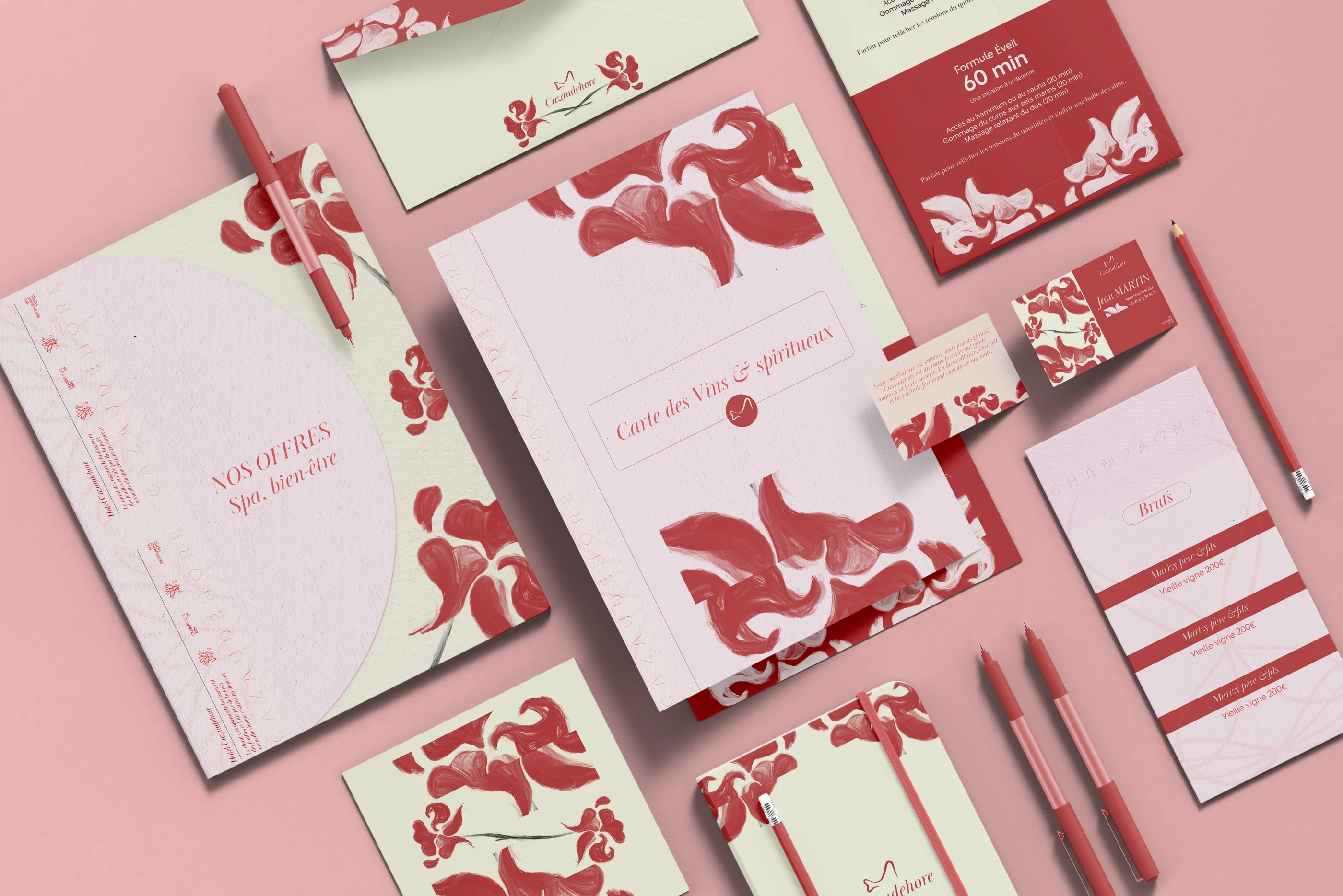 Ensemble de papeterie Cazaudehore rose, rouge et ivoire disposé à plat