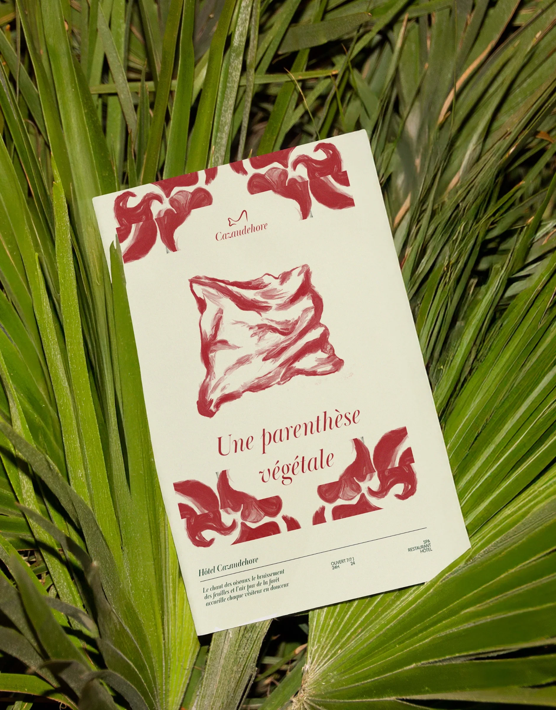 Affiche Cazaudehore « Une parenthèse végétale » posée au milieu de feuilles vertes