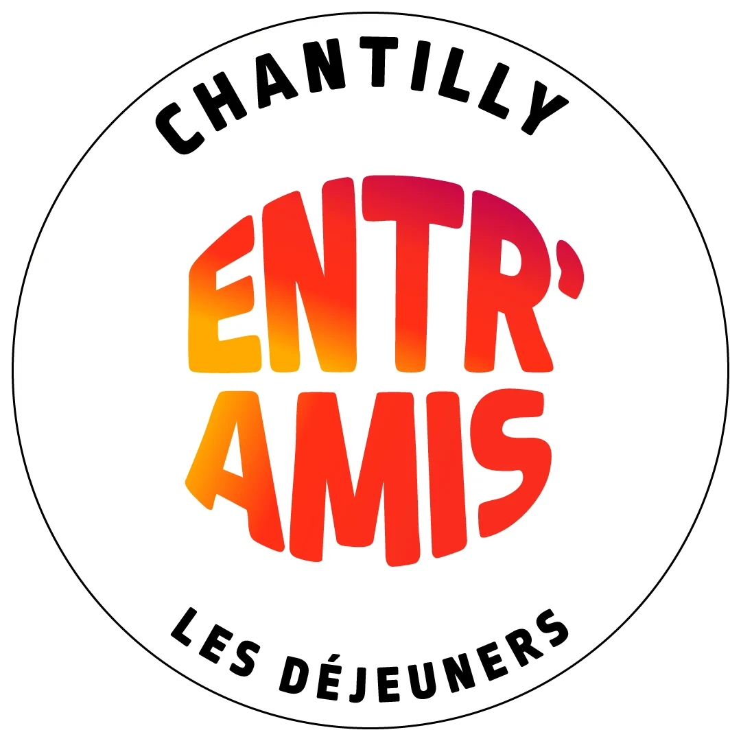 Logo circulaire Entr’Amis Chantilly avec mot-signe orange et rouge au centre