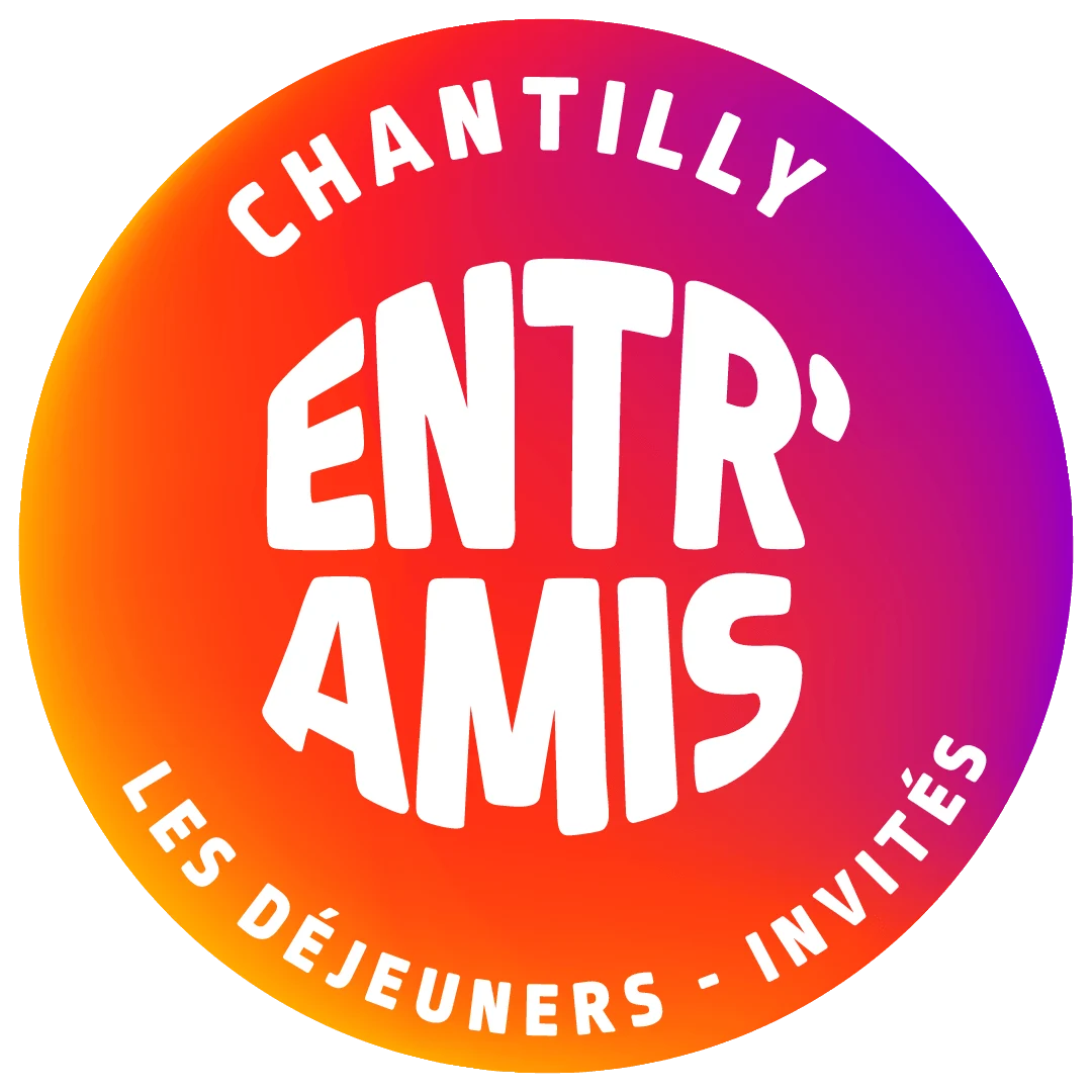 Signature Entr’Amis Chantilly en blanc sur un disque dégradé orange, rouge et violet, avec la mention Les déjeuners — invités