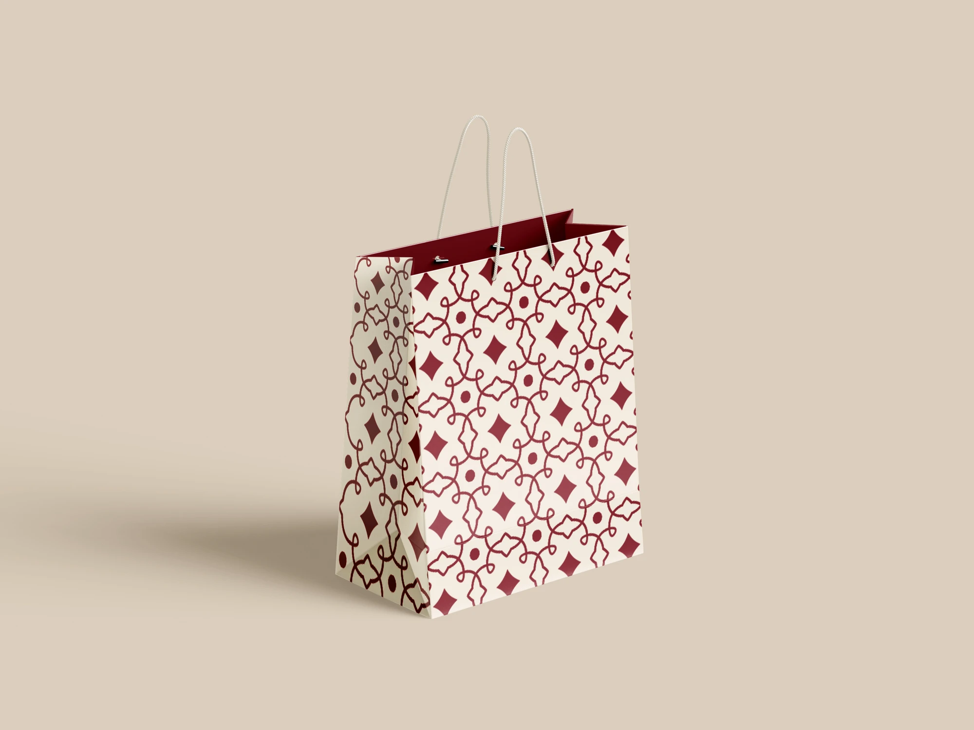 Sac ivoire et bordeaux portant le motif du Château de la Tour