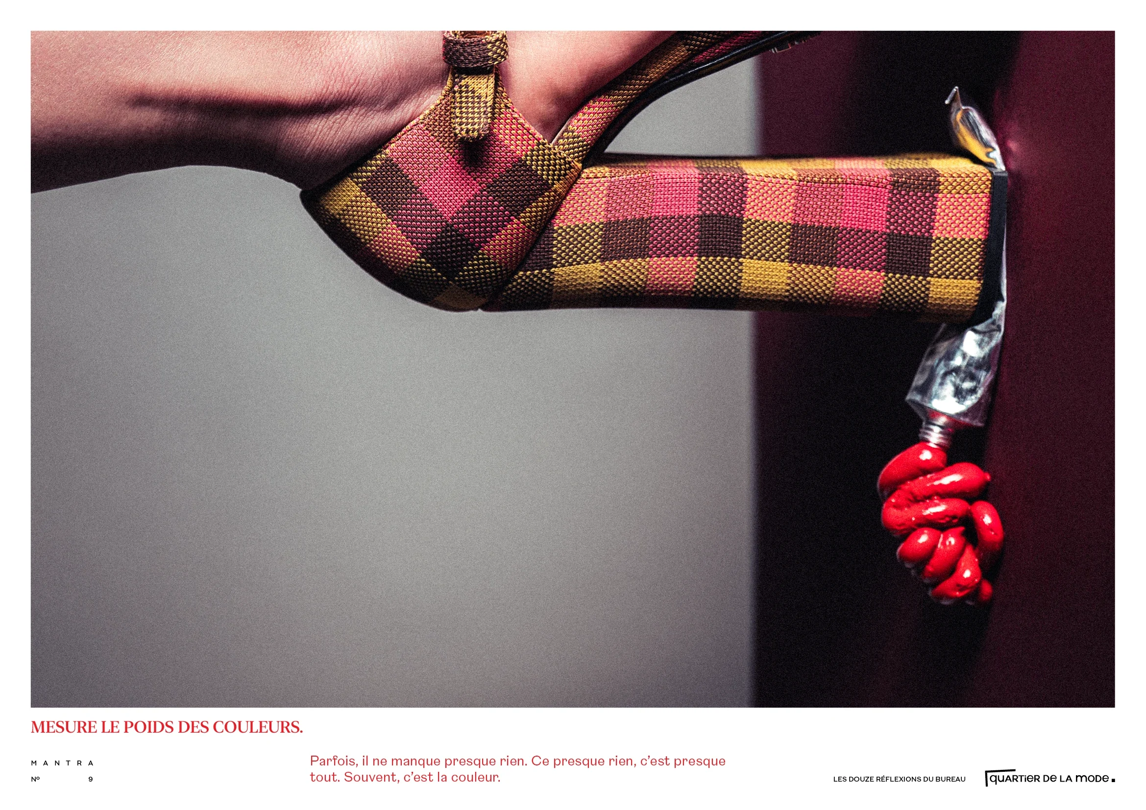 Composition horizontale du calendrier avec une chaussure à plateforme écossaise écrasant un tube de peinture rouge