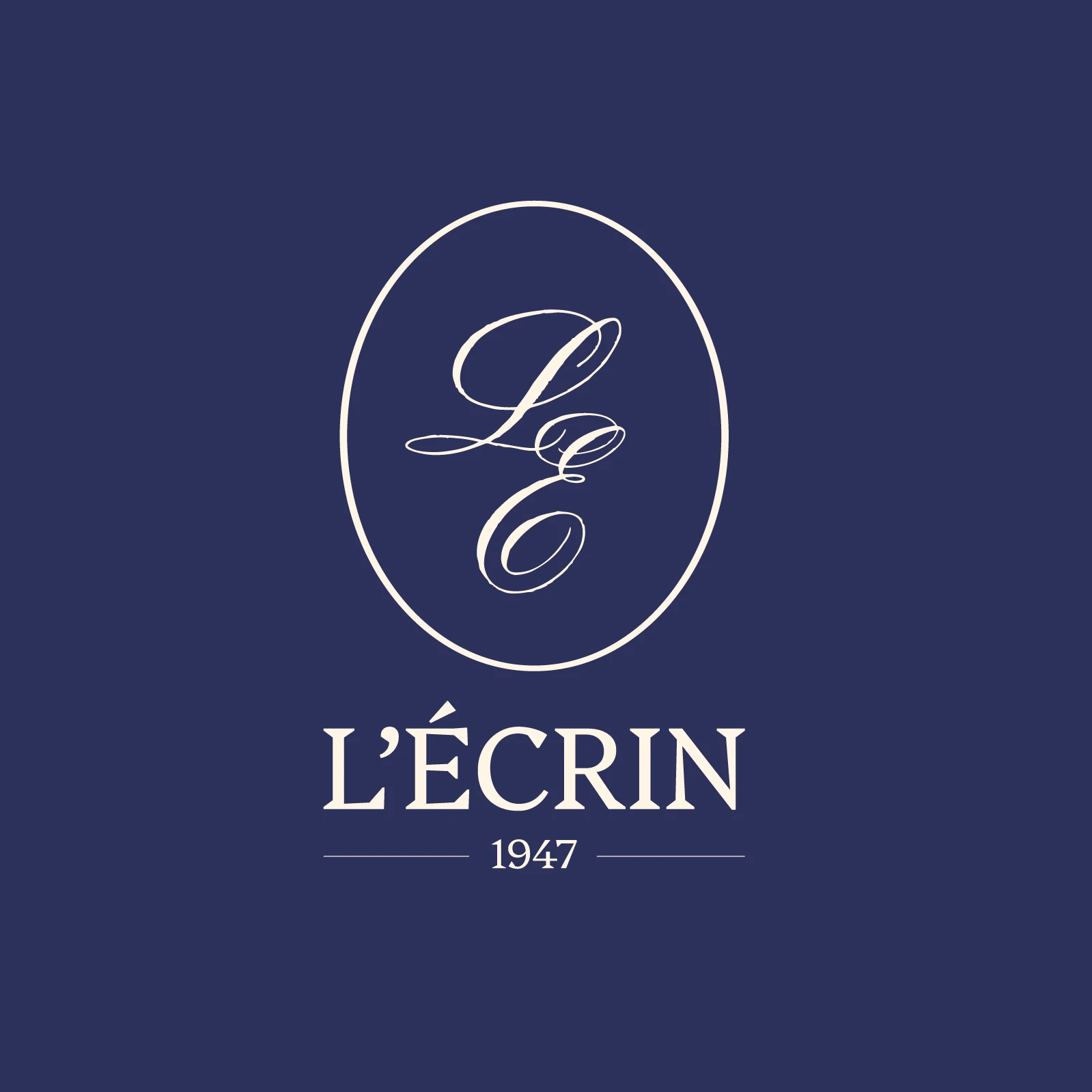 Recherche de monogramme calligraphique L’Écrin dans un ovale, avec le nom et la date 1947 sur fond bleu nuit