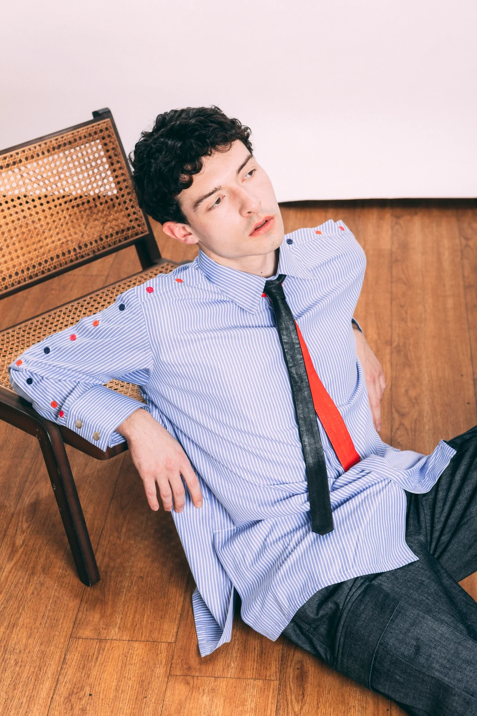 Modèle Gagan Paul portant une chemise rayée aux détails colorés