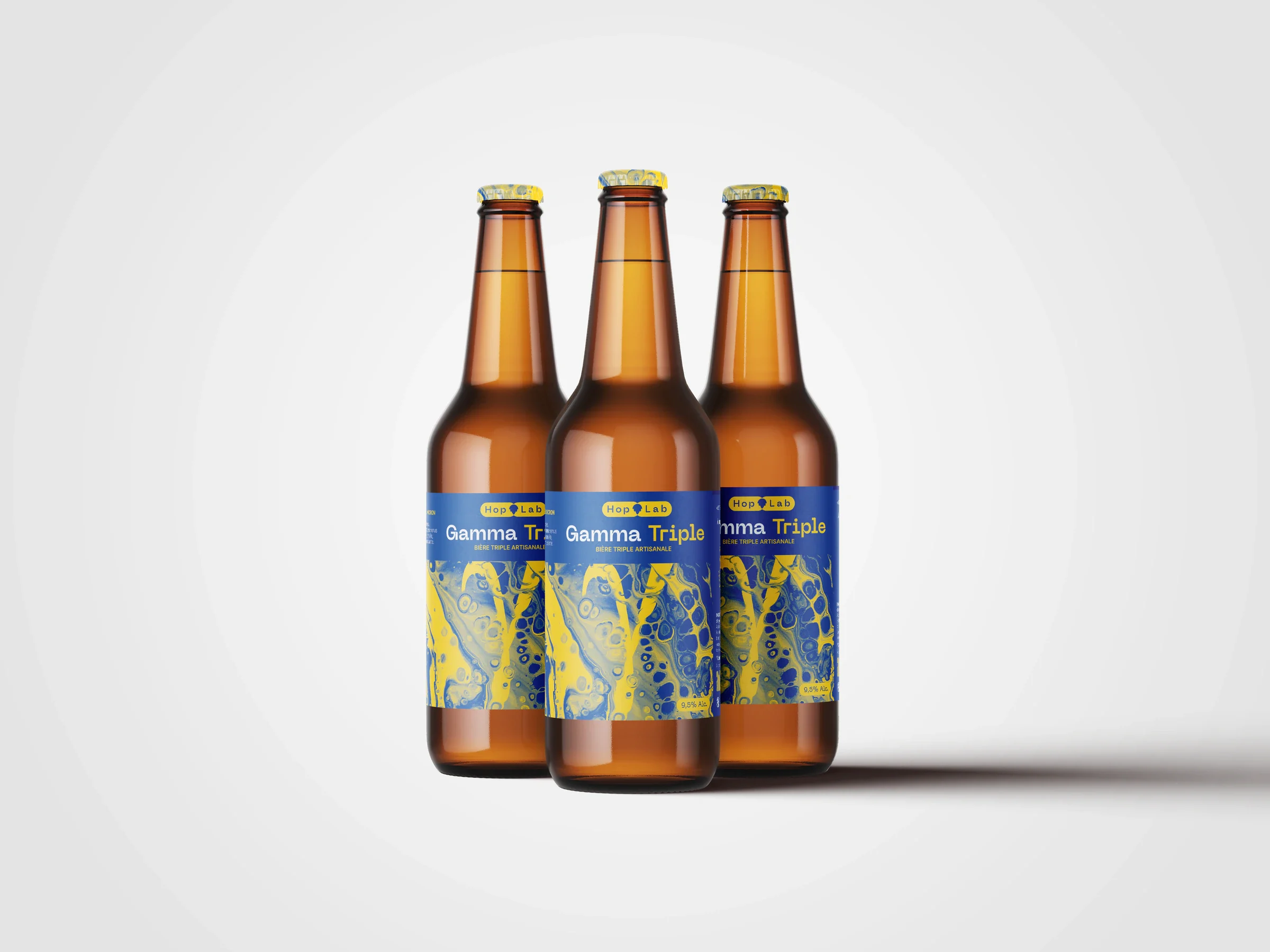 Mock-up de trois bouteilles Gamma Triple, étiquettes et capsules bleues et jaunes, sur fond clair