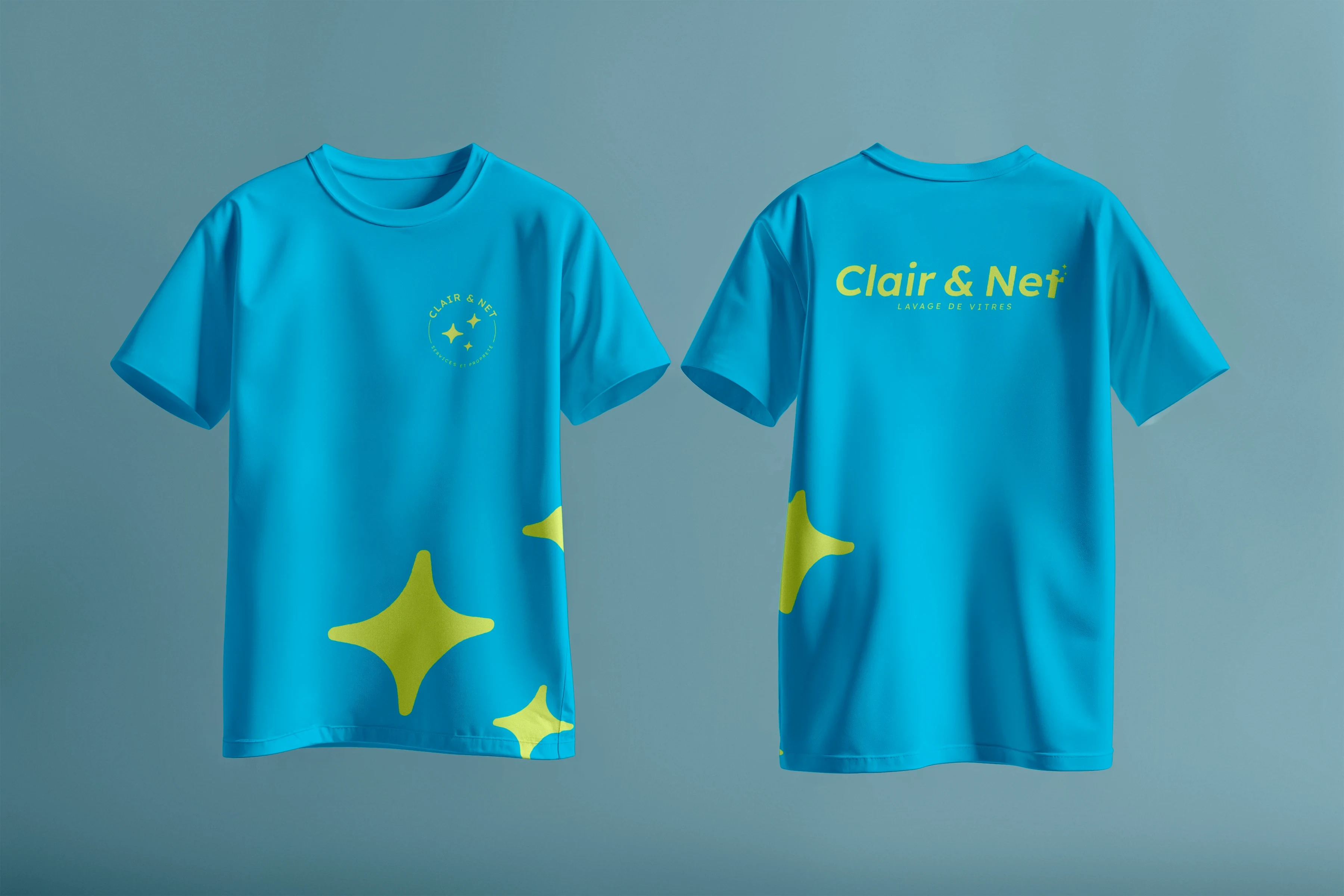 Deux tee-shirts bleu clair présentant l’emblème étoilé et le mot-signe Clair et Net en jaune acide