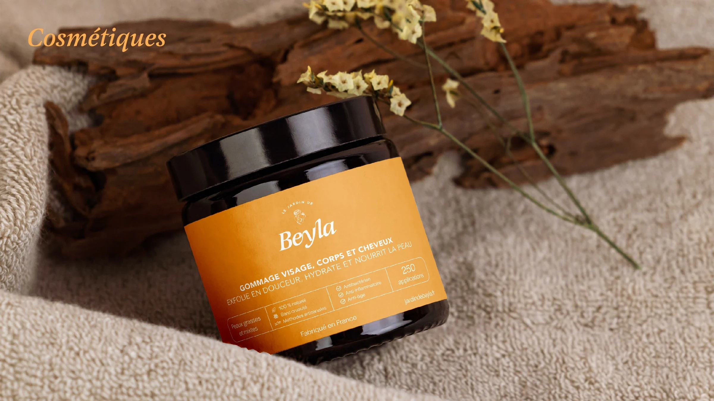 Mise en scène d’un pot cosmétique orange Le Jardin de Beyla au sein de l’univers de marque conçu par QDLM