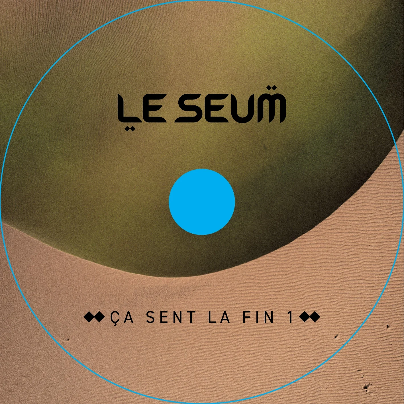 Disque de l’album Ça Sent La Fin avec le logotype Le Seum, des dunes et un rond bleu vif