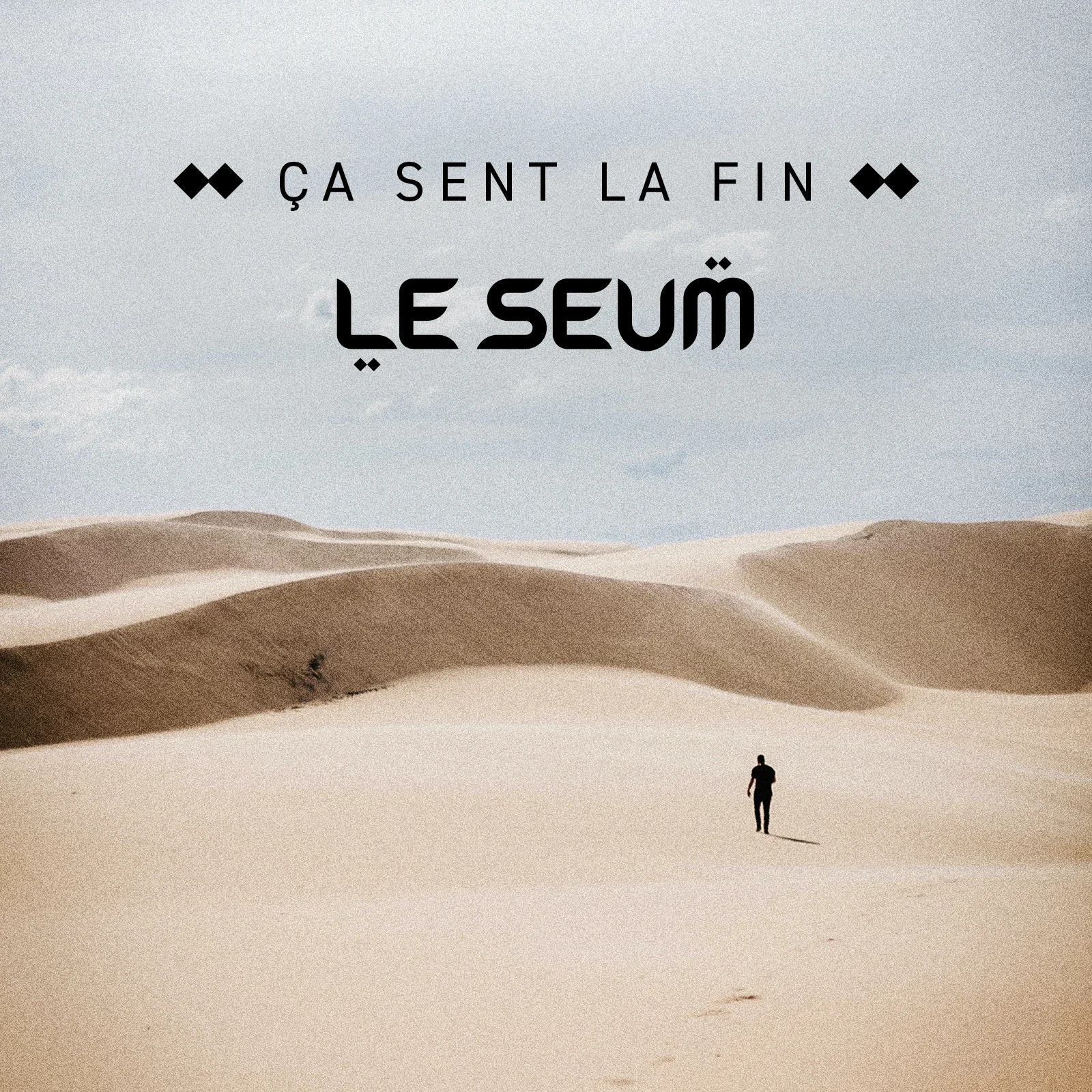 Pochette de l’album Ça Sent La Fin de Le Seum, silhouette isolée dans un paysage de dunes