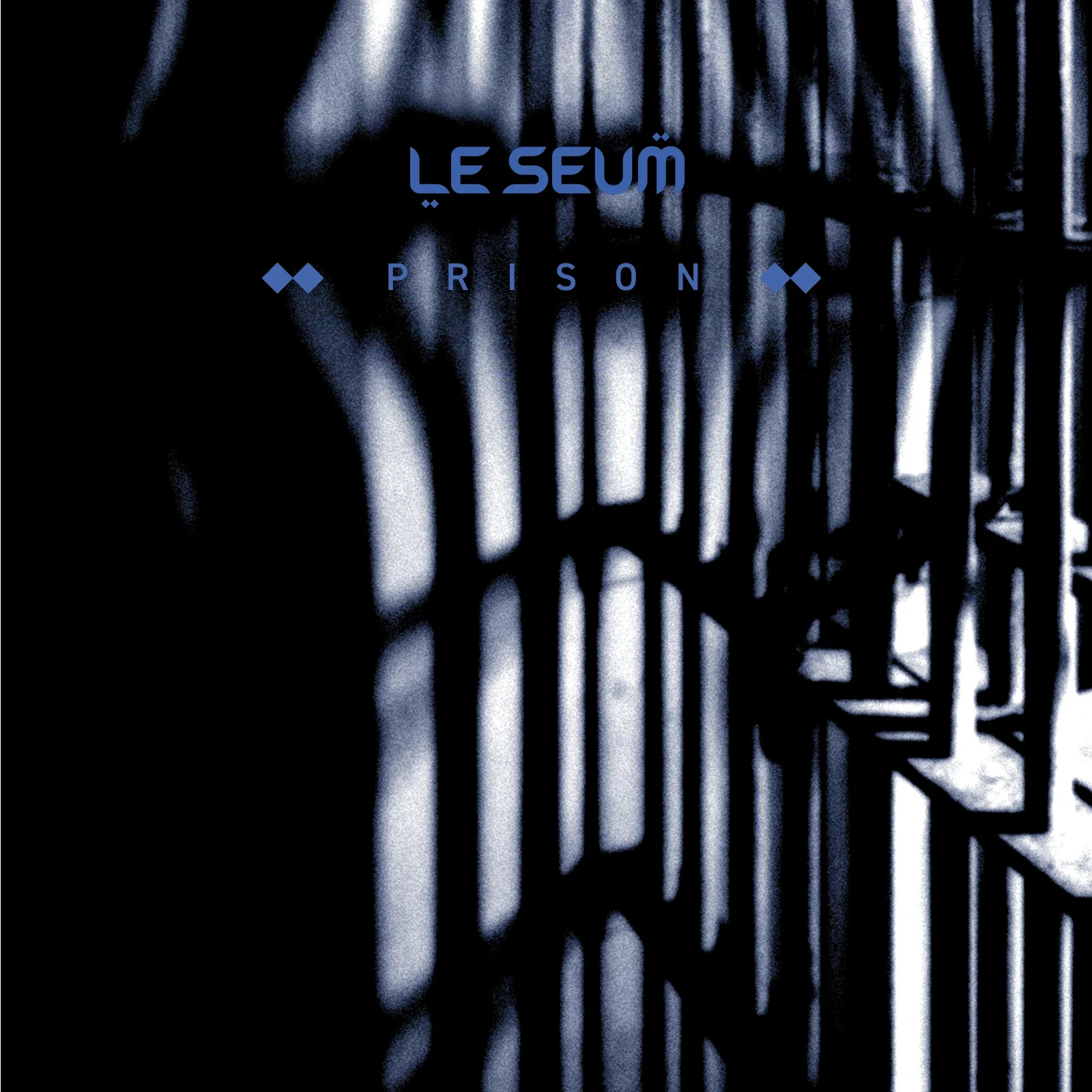 Pochette Prison de Le Seum, grille noire et blanche et logotype bleu