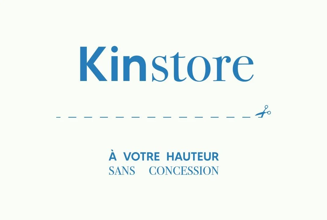 Logotype Kinstore bleu accompagné de la signature À votre hauteur sans concession