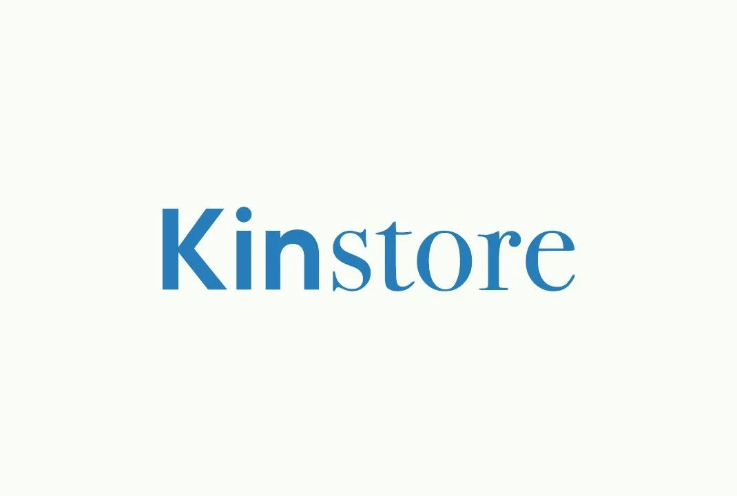 Version simplifiée du logotype Kinstore en bleu sur fond clair