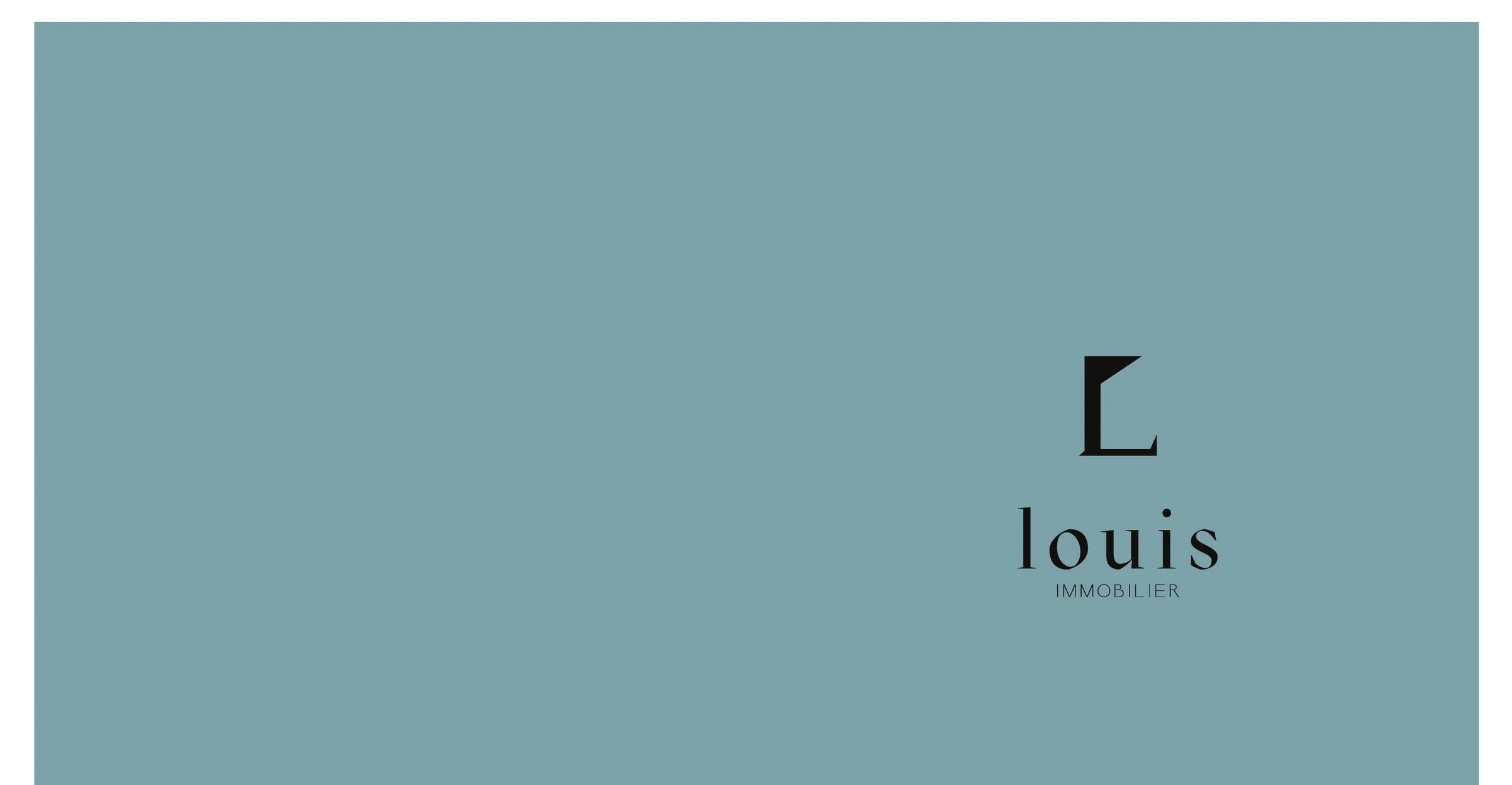 Face bleue d’une pochette Louis Immobilier avec le monogramme et le logotype disposés dans l’angle inférieur droit