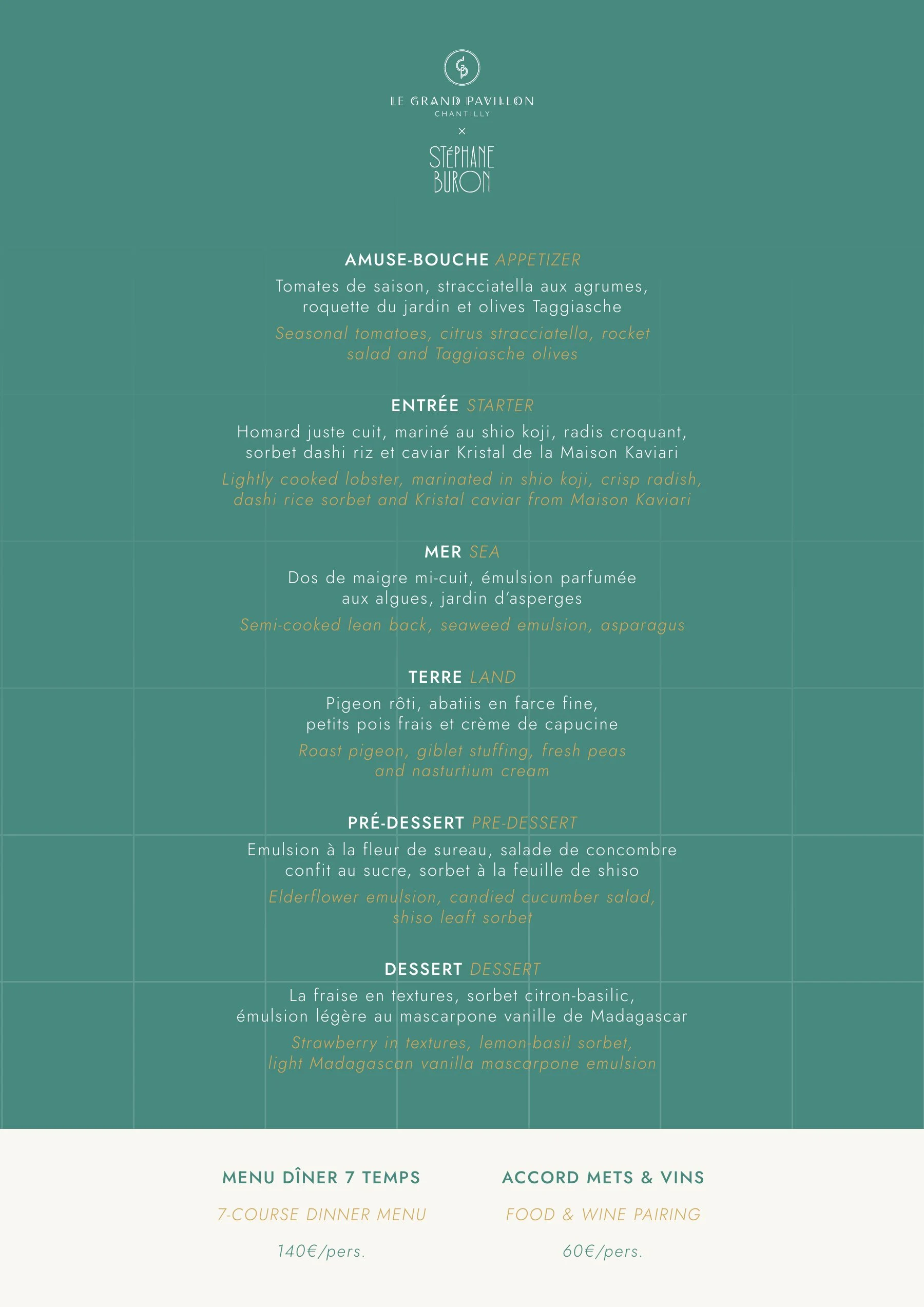Menu bilingue du dîner à quatre mains composé en crème et or sur un fond vert d’eau