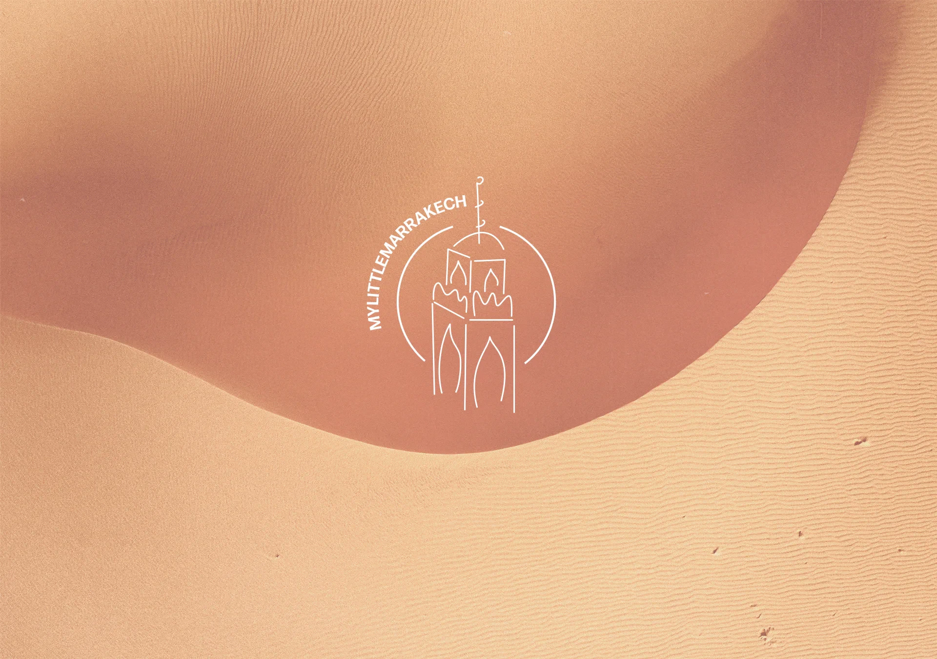 Composition My Little Marrakech dans un paysage de dunes aux tonalités terre cuite