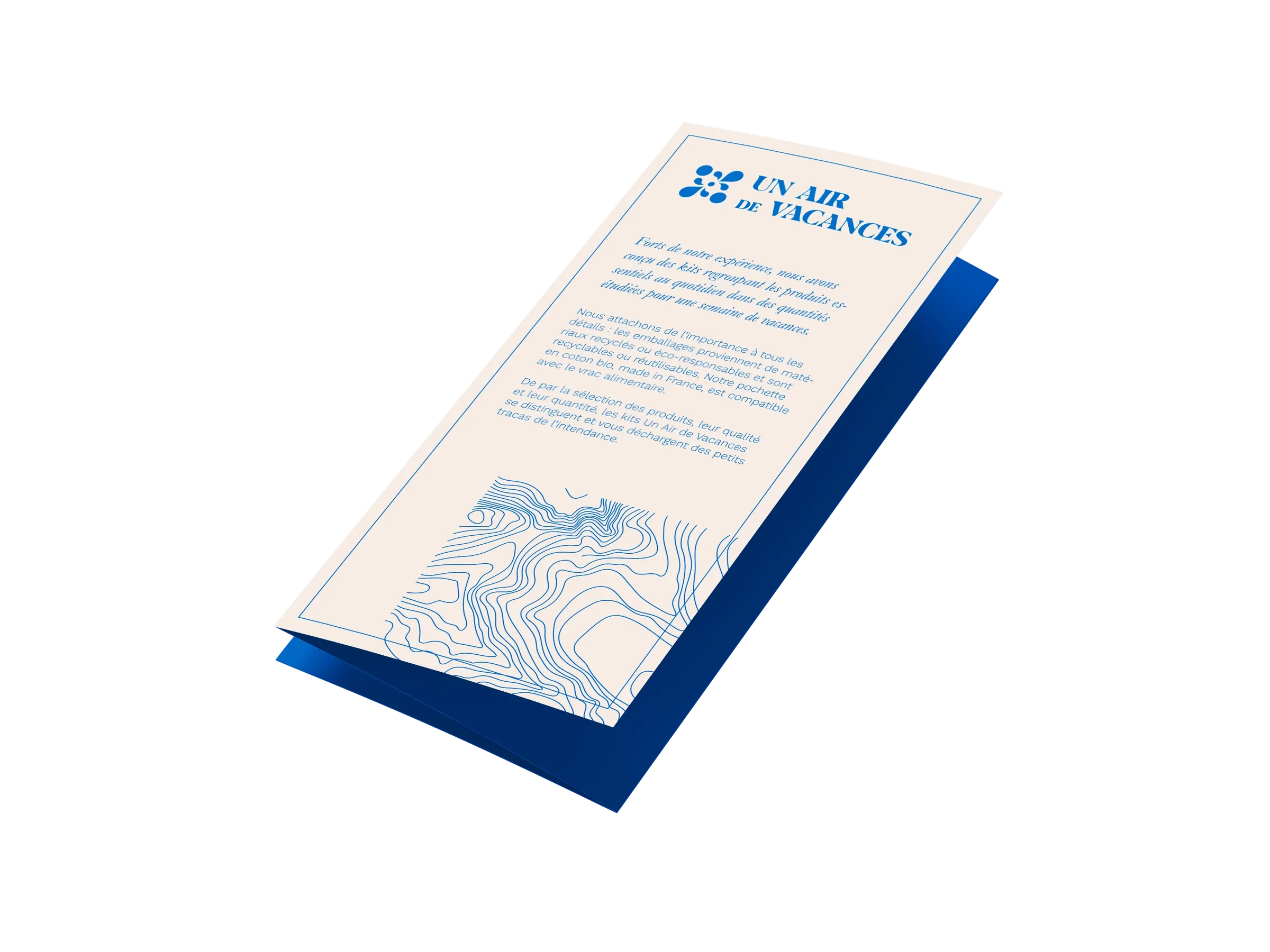 Flyer Un Air de Vacances avec logotype bleu, texte d’accueil et motif topographique, présenté en perspective sur deux feuillets