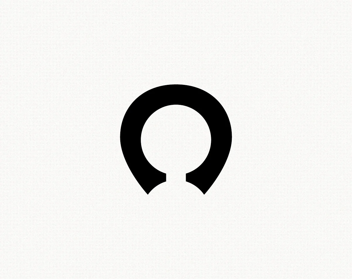 Proposition de monogramme noir en forme de fer à cheval ouvert sur fond clair texturé