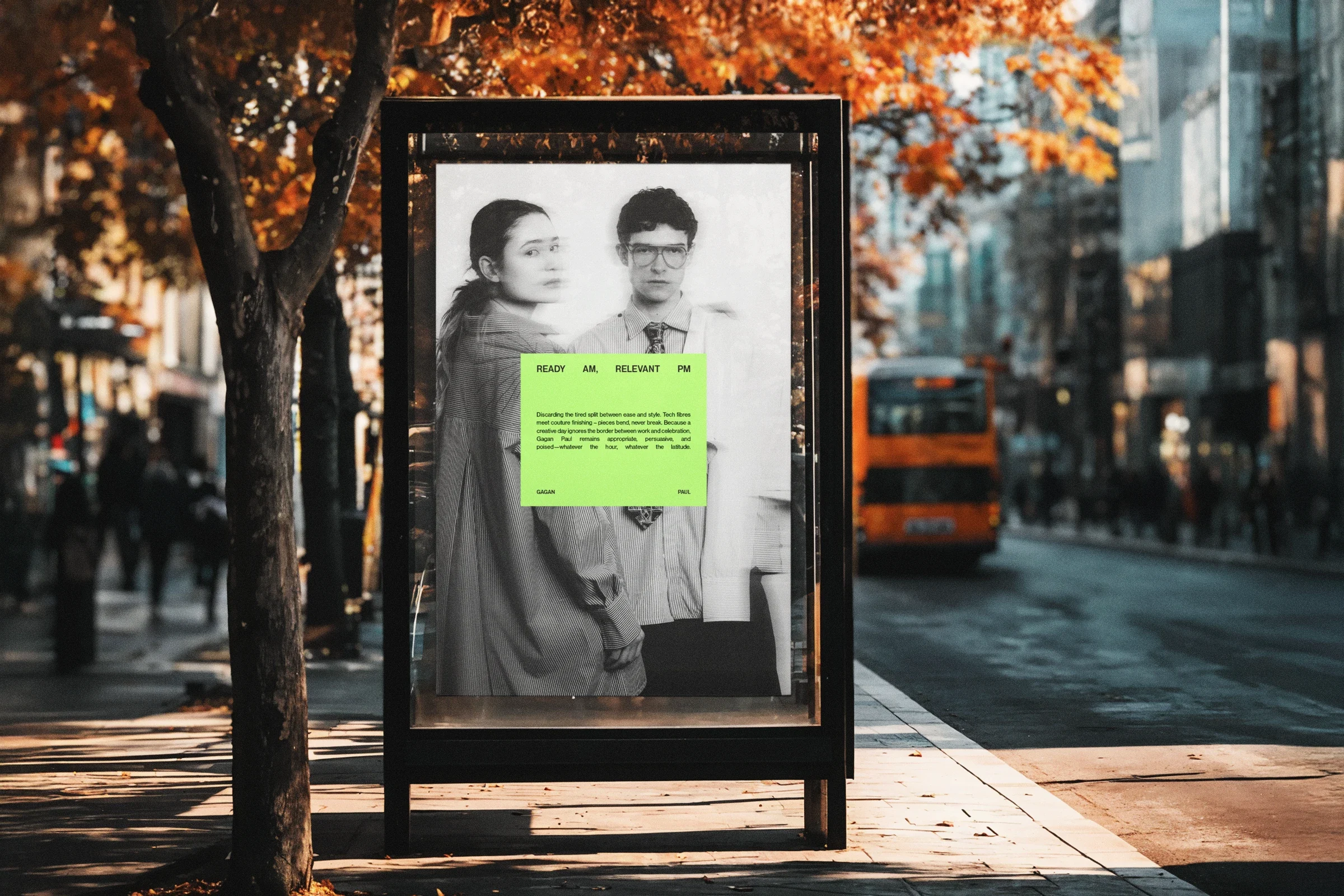 Mock-up Gagan Paul sur un panneau urbain, avec un portrait noir et blanc de deux modèles et un manifeste vert acide
