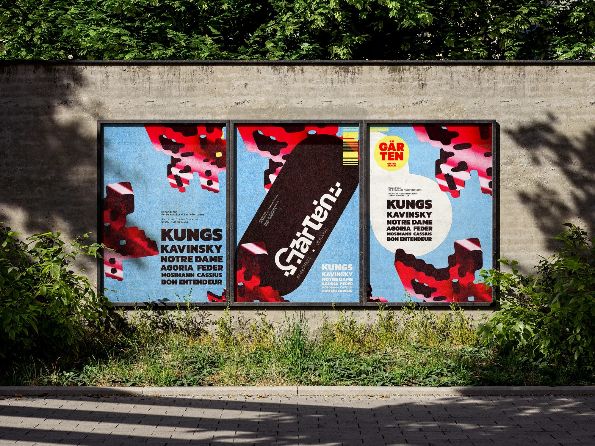 Trois affiches Garten rouges et bleues mises en situation sur un mur végétalisé, direction alternative non déployée