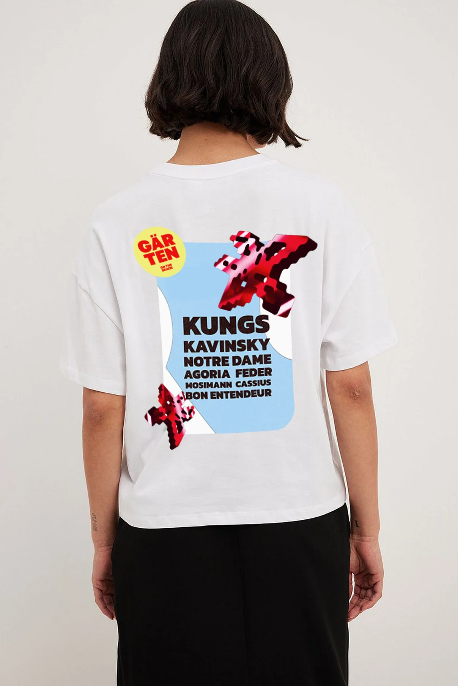 Proposition de t-shirt Garten blanc vu de dos, avec fleur rouge, fond bleu et programmation, mock-up de recherche