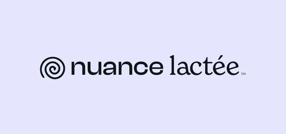 Version horizontale du logotype Nuance Lactée sur un fond lilas clair