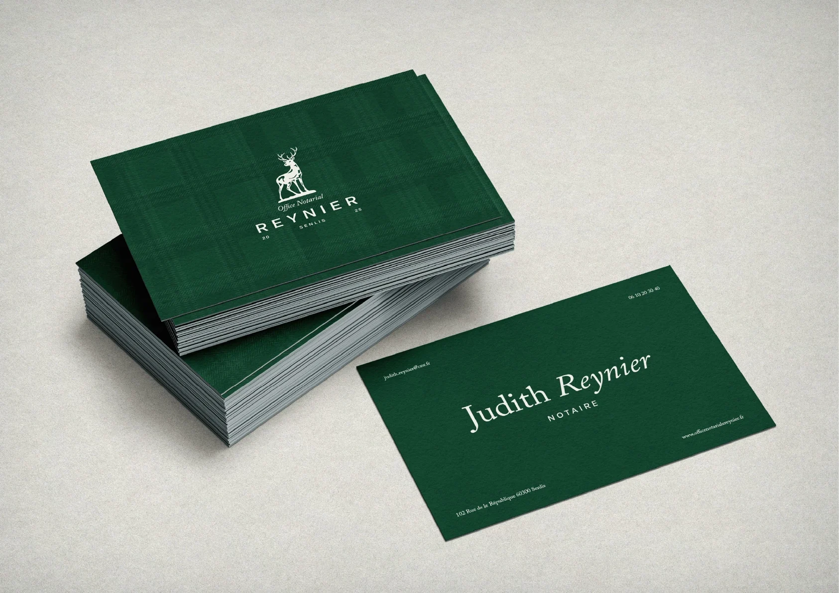 Cartes de visite vert forêt de l’Office Notarial Reynier avec le cerf et le nom Judith Reynier
