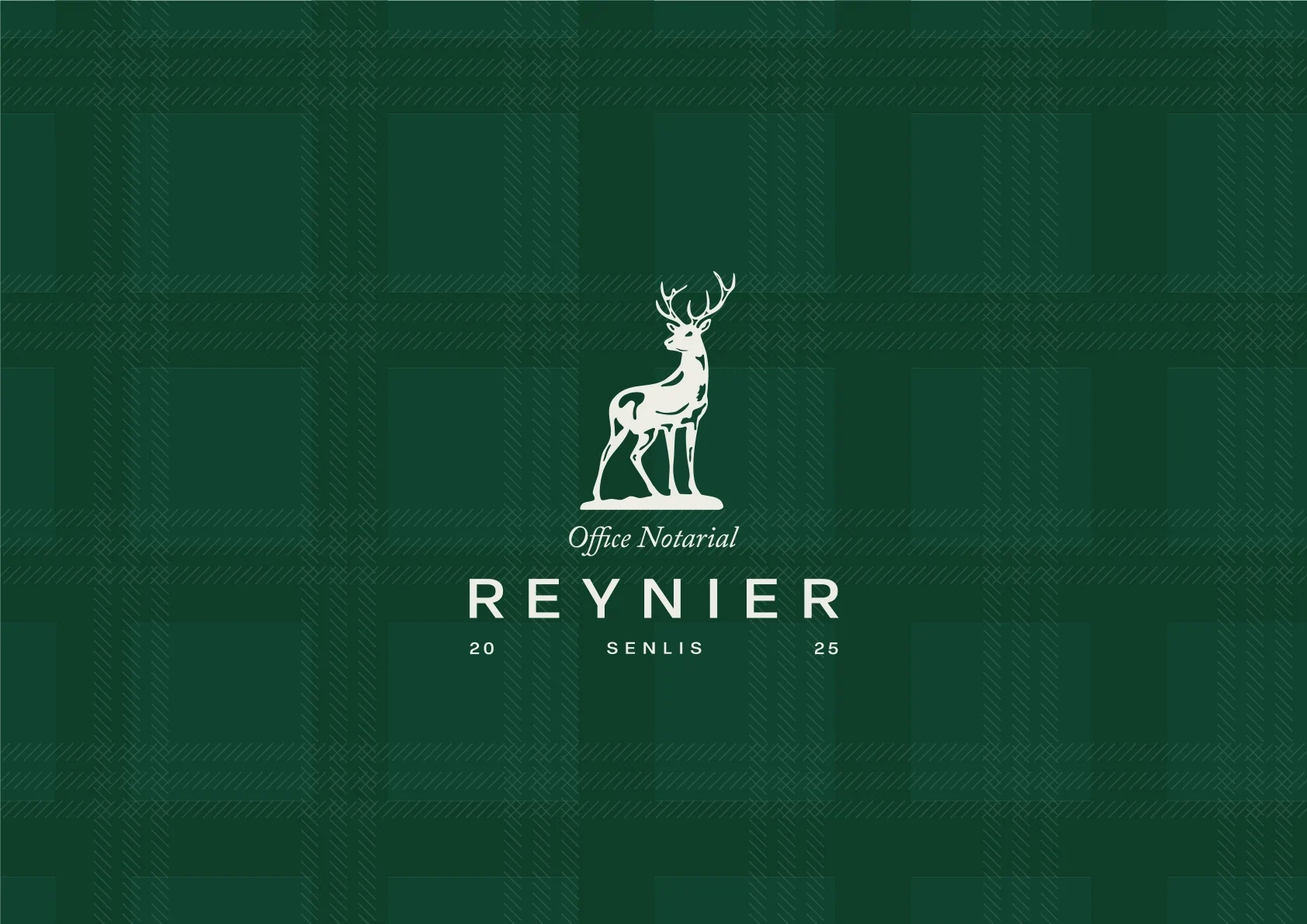 Motif graphique vert forêt construit à partir de la silhouette du cerf de l’Office Reynier