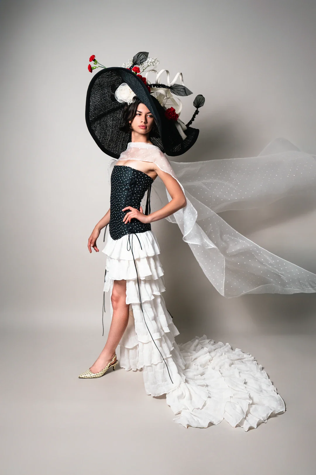 Silhouette noire et blanche avec chapeau floral sculptural conçue pour le Prix de Diane 2025