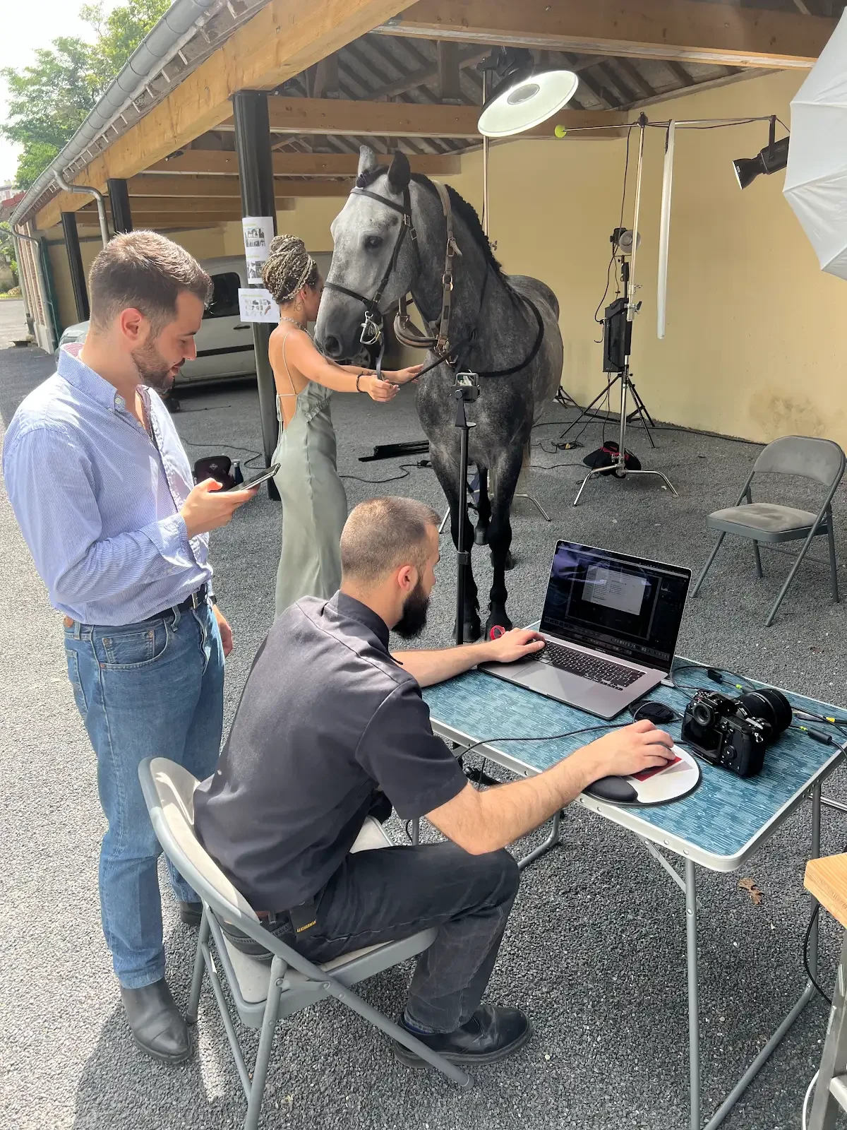 Coulisses du studio Soft Horse avec modèle, cheval, éclairages et équipe de production