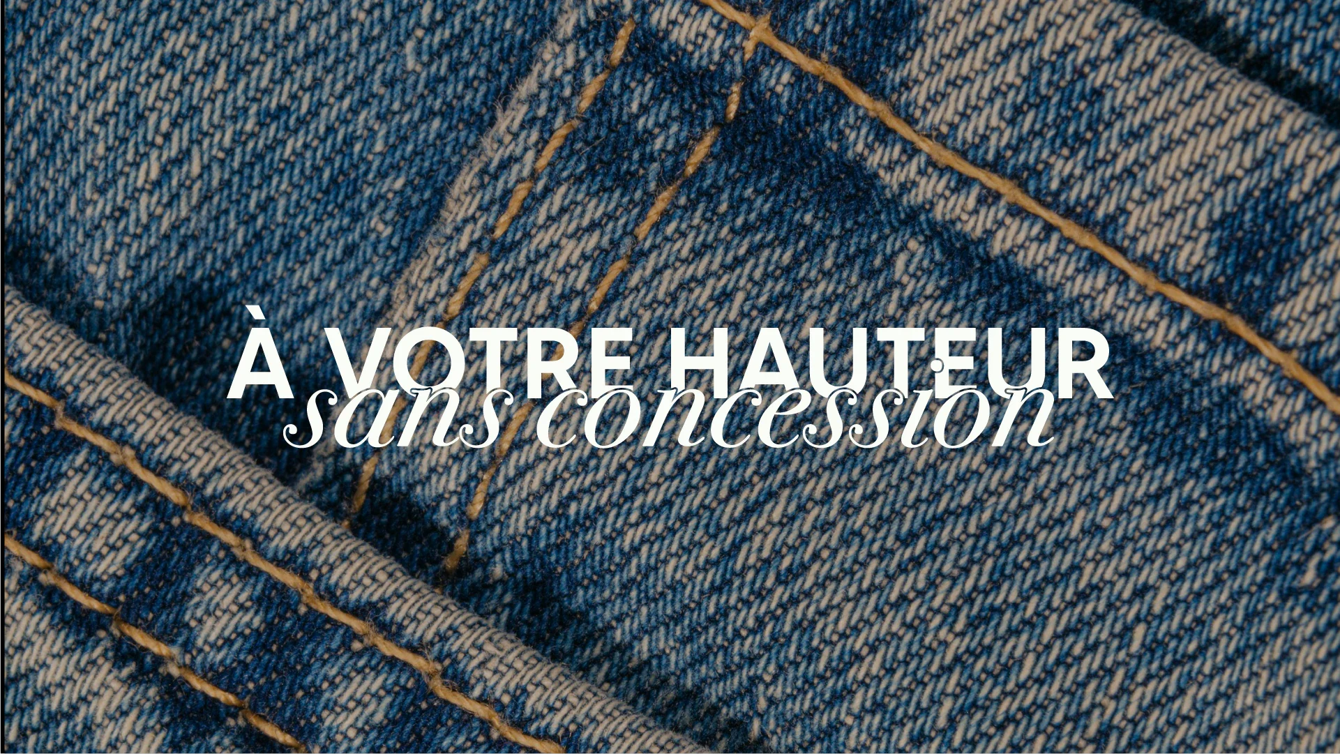 Gros plan de denim portant la promesse Kinstore À votre hauteur sans concession en blanc