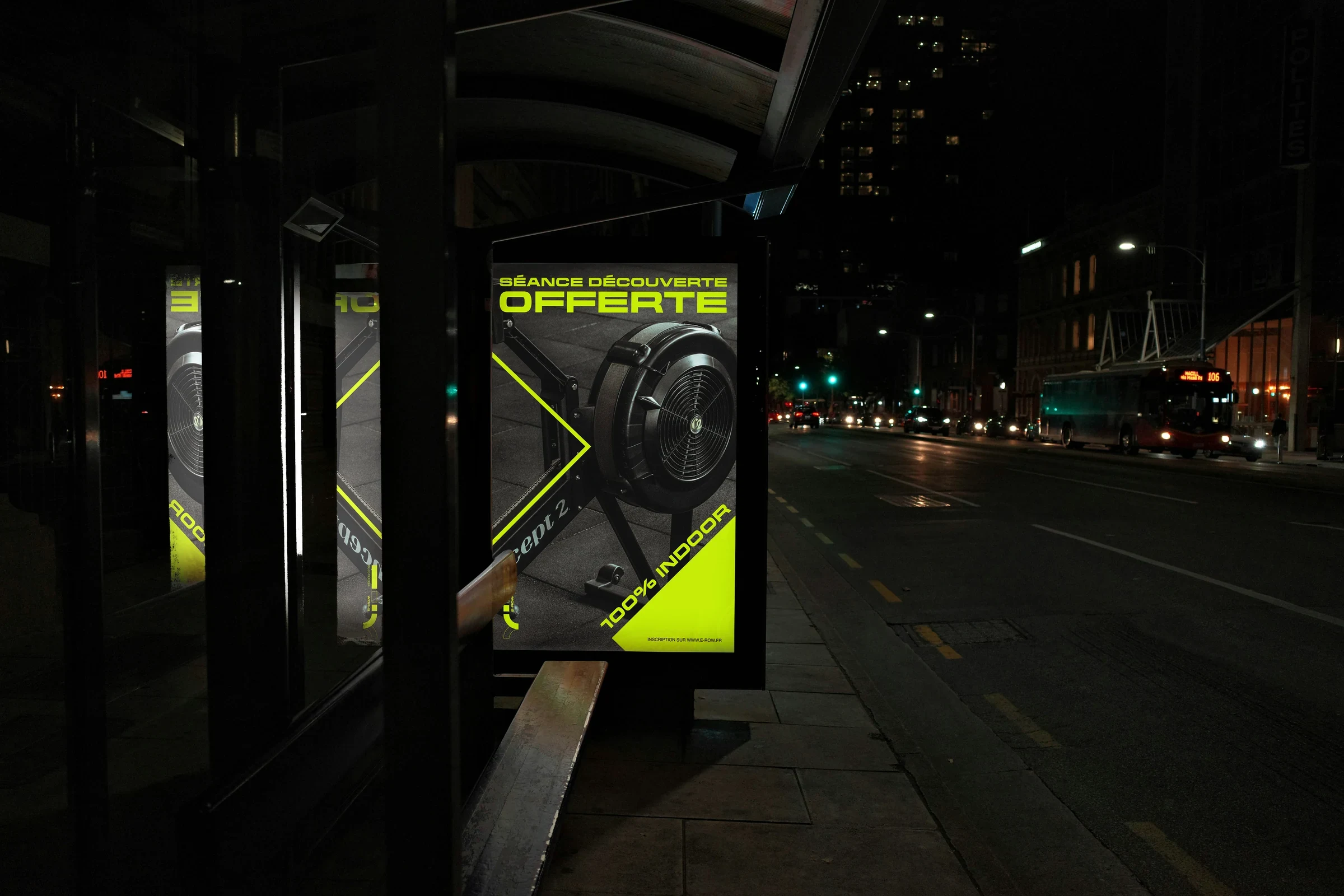 Proposition d’affichage Row Up dans un abribus de nuit avec un rameur et une typographie jaune électrique