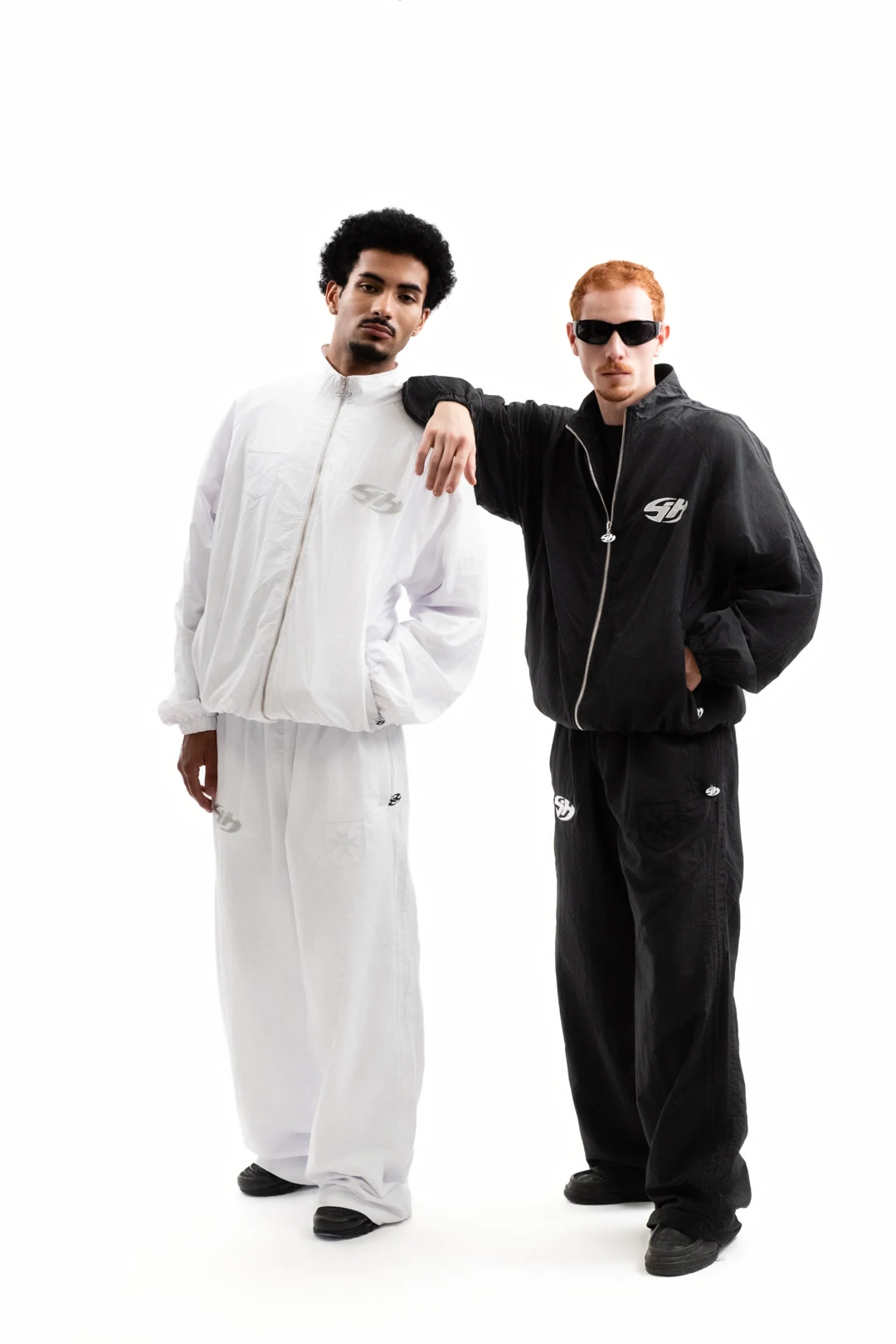 Deux modèles Sixty House portant les versions blanche et noire de la collection
