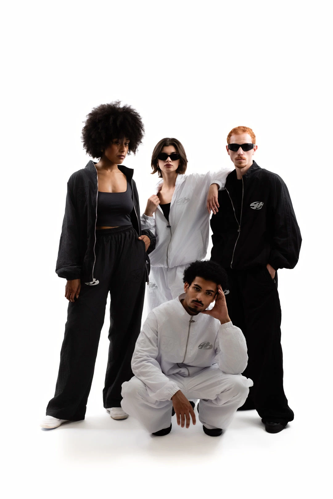 Campagne Sixty House : quatre silhouettes de la collection en noir et blanc