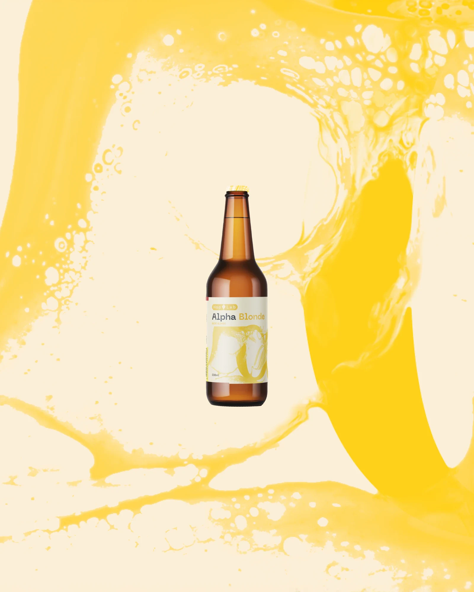 Composition Alpha Blonde avec une bouteille centrée sur un motif jaune et blanc cassé
