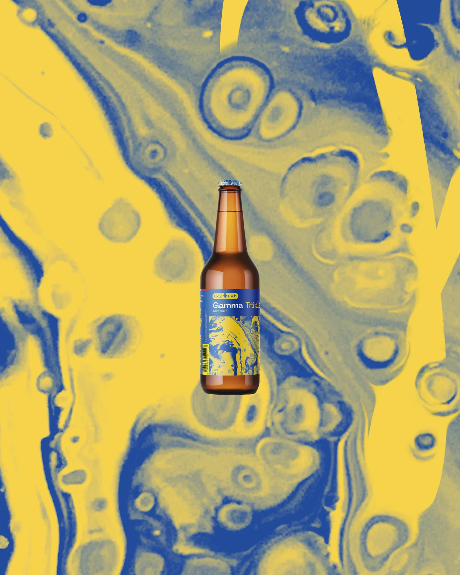 Composition Gamma Triple avec une bouteille centrée sur la matière bleue et jaune de son étiquette
