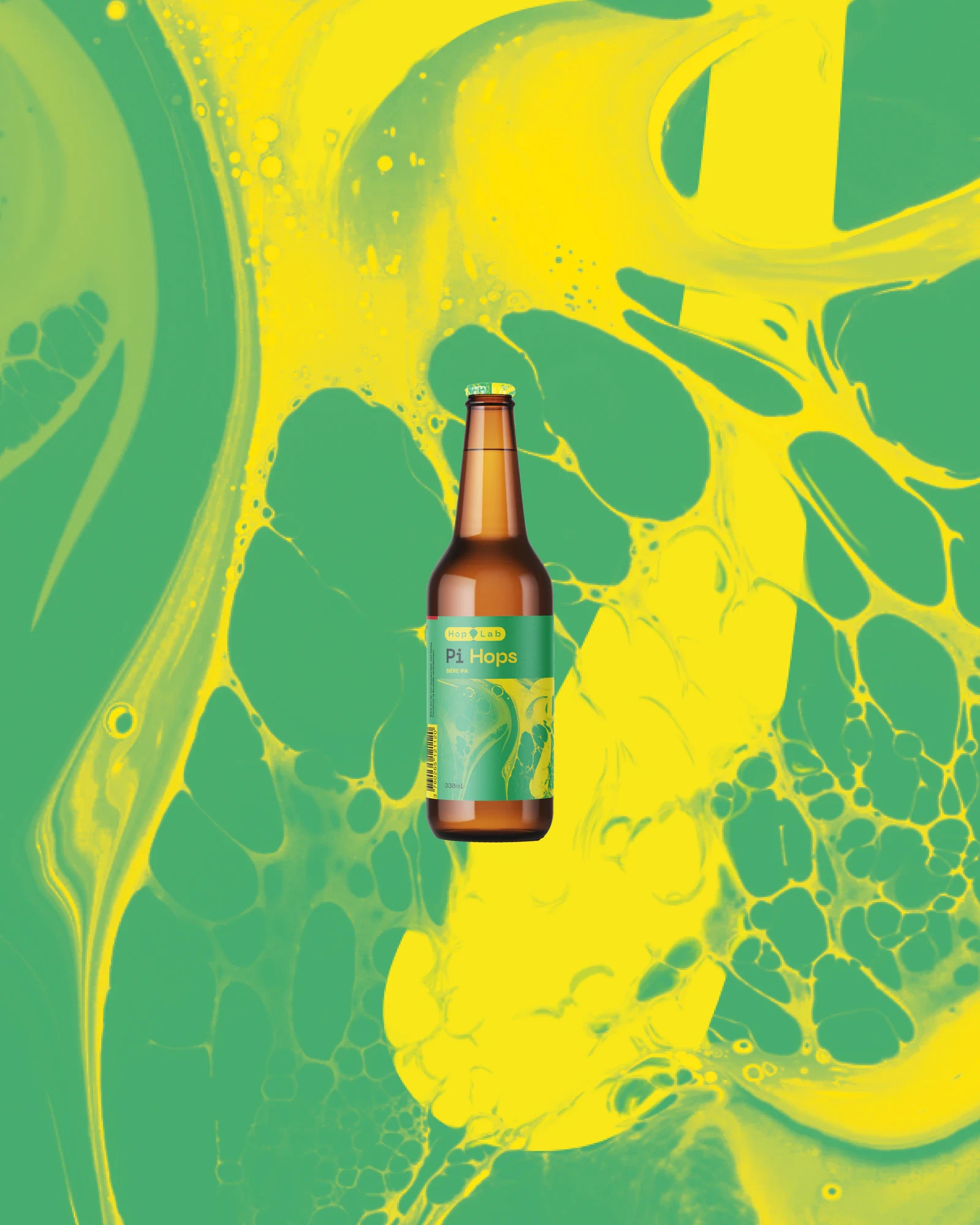 Composition Pi Hops avec une bouteille centrée sur un motif vert et jaune