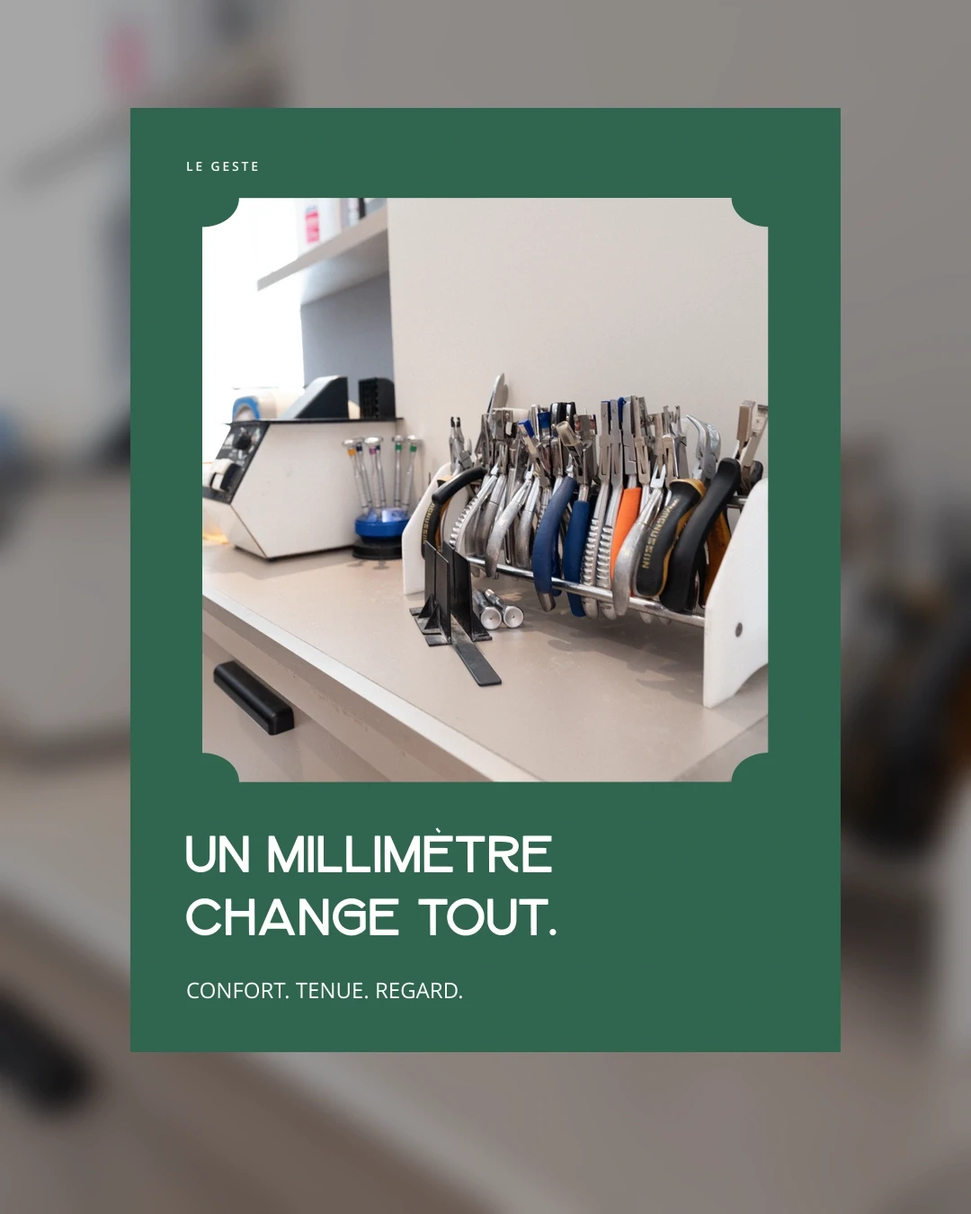 Publication Un millimètre change tout, photographie des outils de l’atelier dans le cartouche vert
