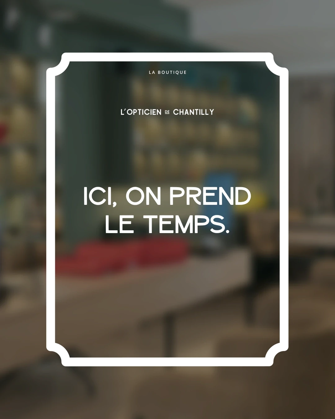 Publication Ici on prend le temps, cartouche blanc sur une photographie de la boutique
