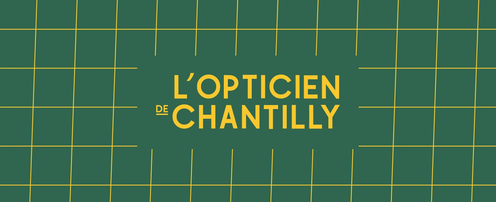 Logotype jaune L’Opticien de Chantilly sur sa grille optique verte